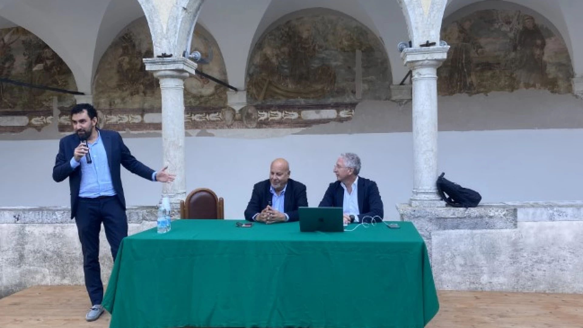 Castel Di Sangro: Alan Friedman ha presentato nella serata di ieri il suo libro "Il Prezzo del Futuro".