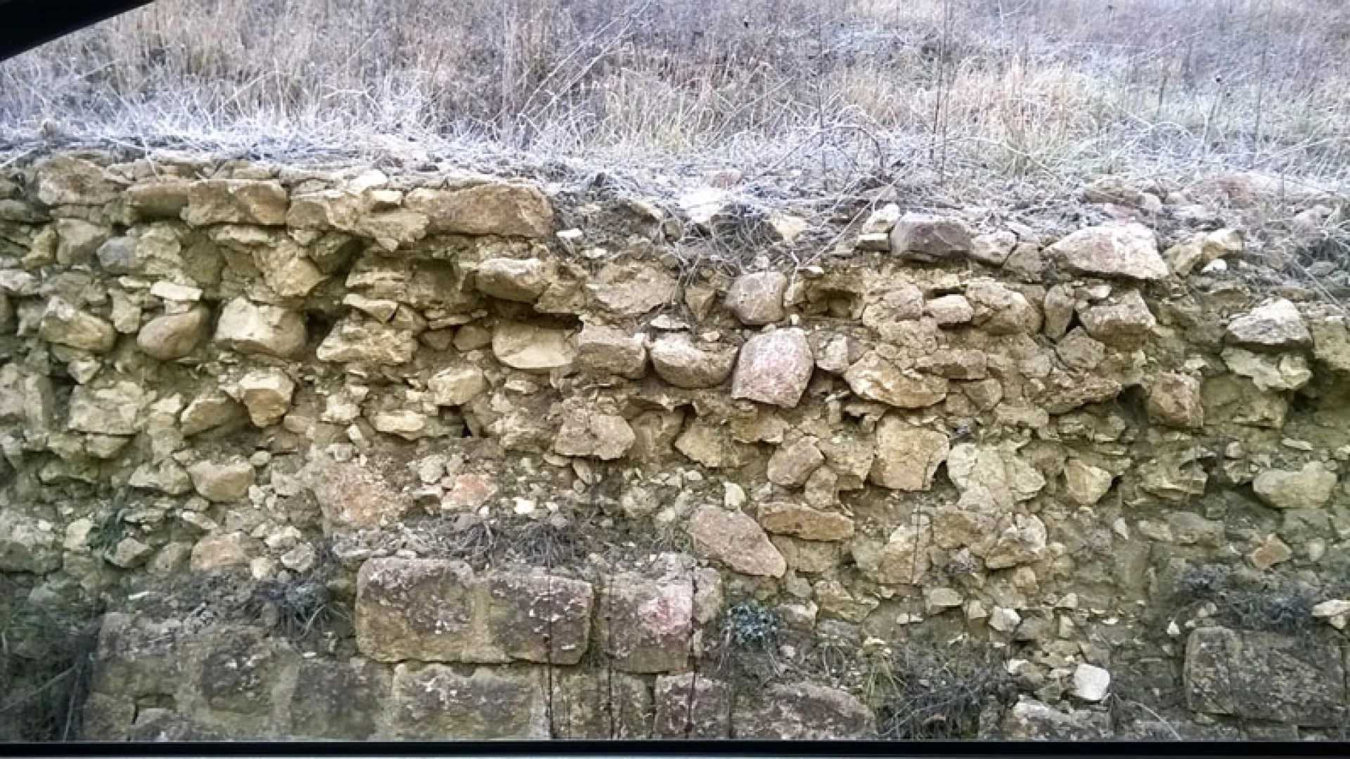 Acquaviva d’Isernia: la provinciale che conduce in paese passando per Cerro è diventata impraticabile. I muri di contenimento a bordo strada stanno per cedere.