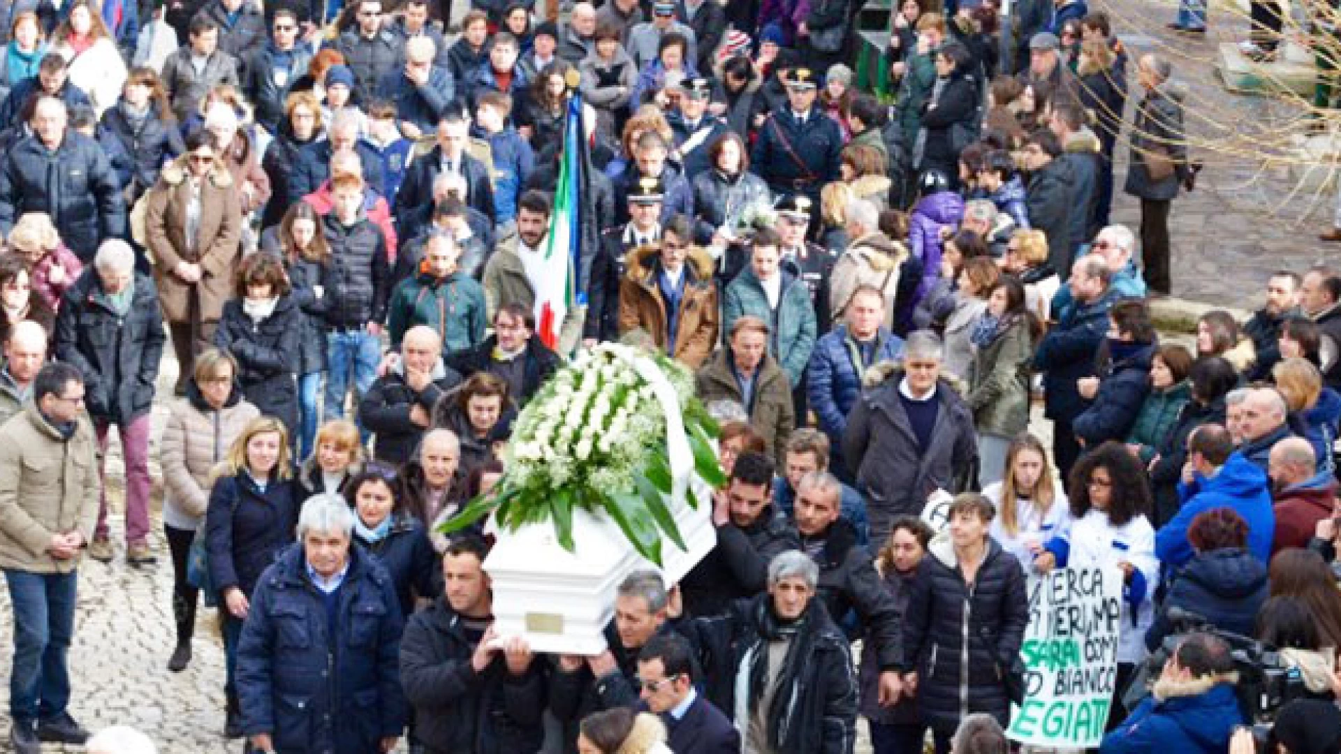 Roccacinquemiglia: l’ultimo saluto a Christian tra rose bianche, commozione e rabbia. Ieri mattina i funerali del giovane 17enne.