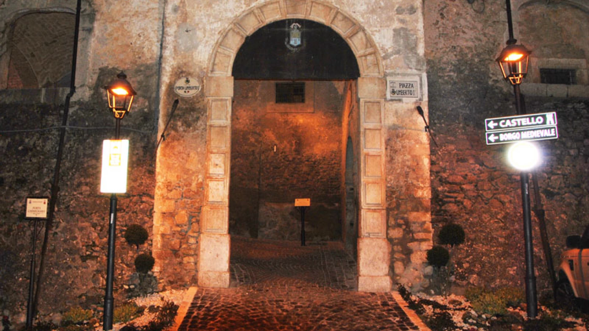 Fornelli: il Borgo Medievale si arricchisce giorno dopo giorno. Installati i tabelloni “turistici” con indicazioni in inglese, italiano e dialetto del posto.
