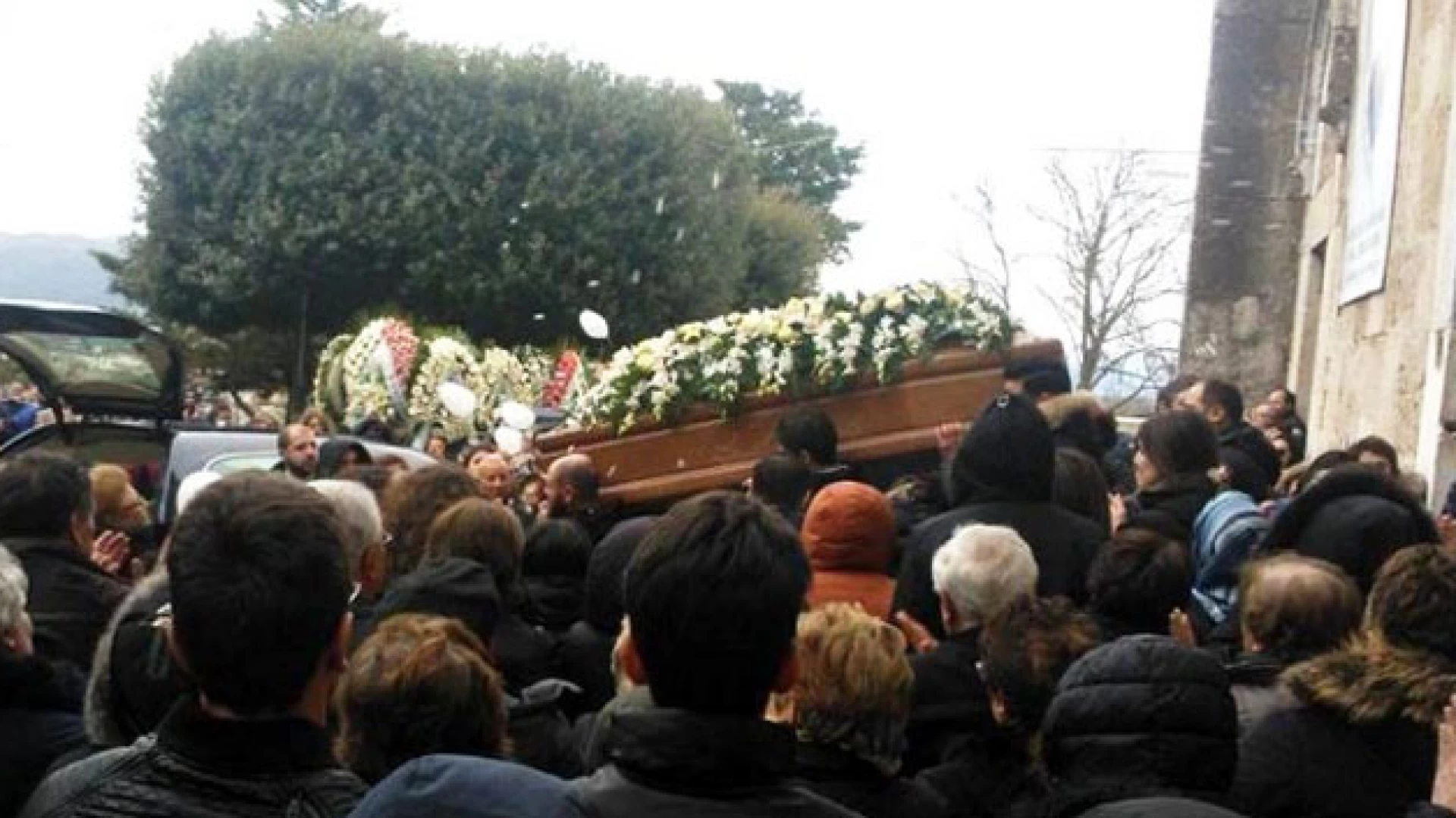 Venafro: una intera città ha salutato per l’ultima volta Gabriella Riccio. La folla commossa presente in gran numero ai funerali della giovane.