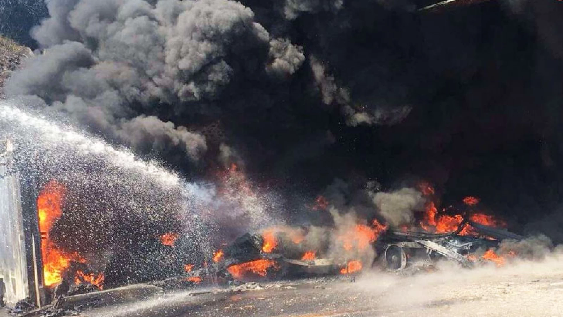 Caianello/Vairano Patenora: camion in fiamme sull’Autostrada A1. Traffico paralizzato e un ponte piegato su se stesso.