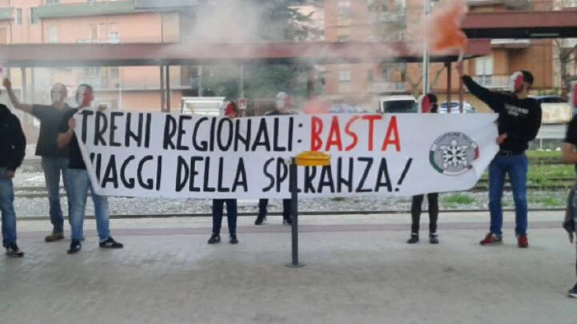 Isernia: protesta di CasaPound Italia in stazione contro ritardi e disagi per i viaggiatori