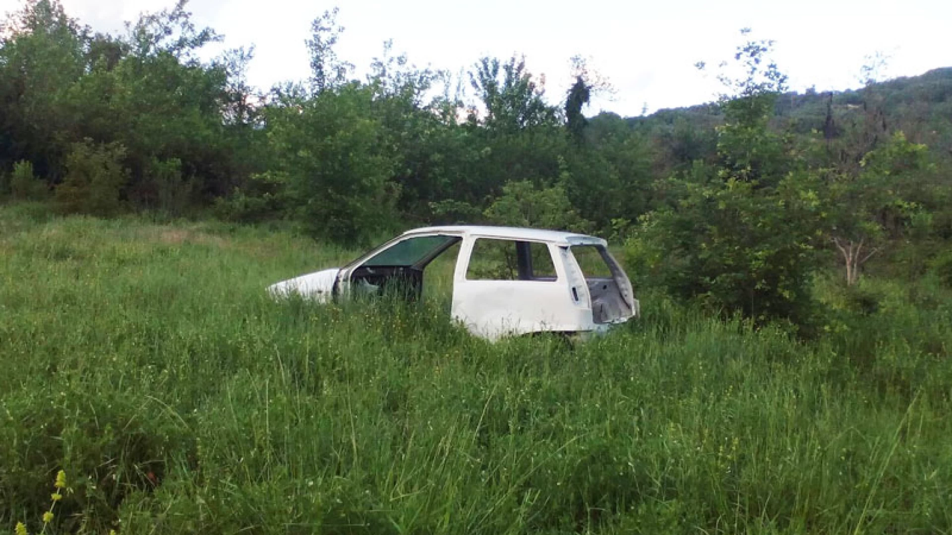 Colli a Volturno: auto abbandonata nei pressi del rio Acquoso in località Pescorosso. La segnalazione di un nostro lettore. La carcassa della vettura completamente a pezzi.