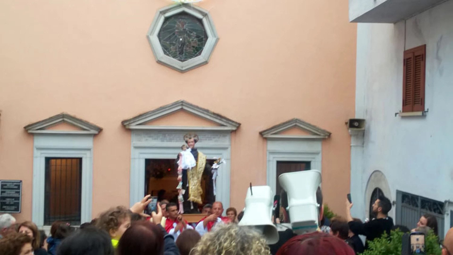 Colli a Volturno: fede, tradizione e musica si uniscono nei solenni festeggiamenti dedicati a Sant’Antonio da Padova. Successo per i Cugini di Campagna.