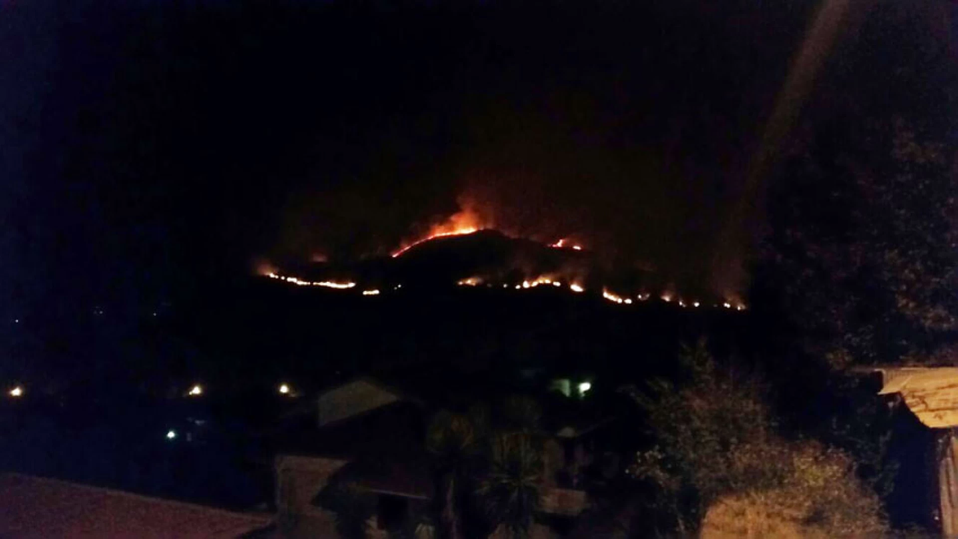 Venafro: va a fuoco il territorio tra Vallecupa e Roccapipirozzi al confine con Monte Cesima. Incredibile dispiegamento di forze per “combattere” le fiamme.
