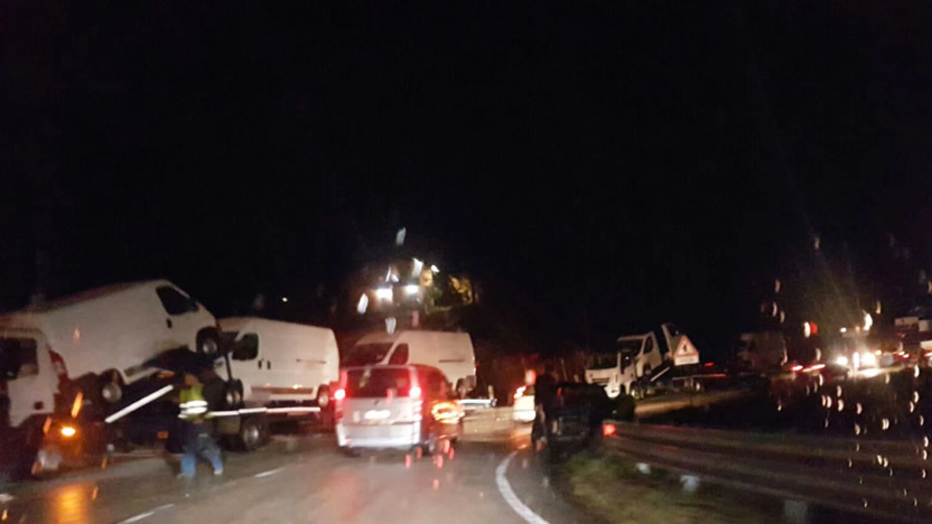 Colli a Volturno: auto contro bisarca sulla statale 158. Il violento impatto nella serata di ieri nei pressi dell’ingresso del paese. Traffico in tilt.