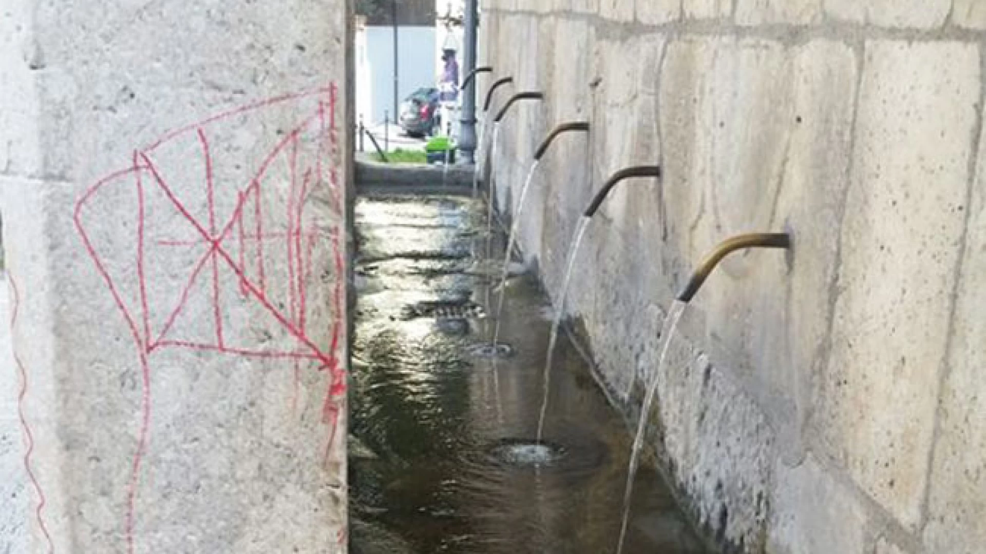 Atti di vandalismo alla Fontana Fraterna, sarebbero stati individuati gli autori dello sfregio al monumento.