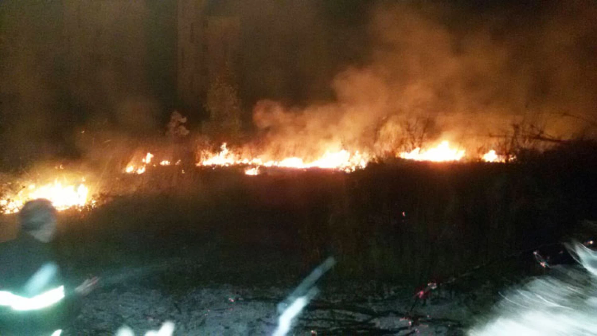 Pozzilli: a fuoco la boscaglia nei pressi delle Terme. Un pomeriggio di fuoco per i Vigili volontari di Venafro.