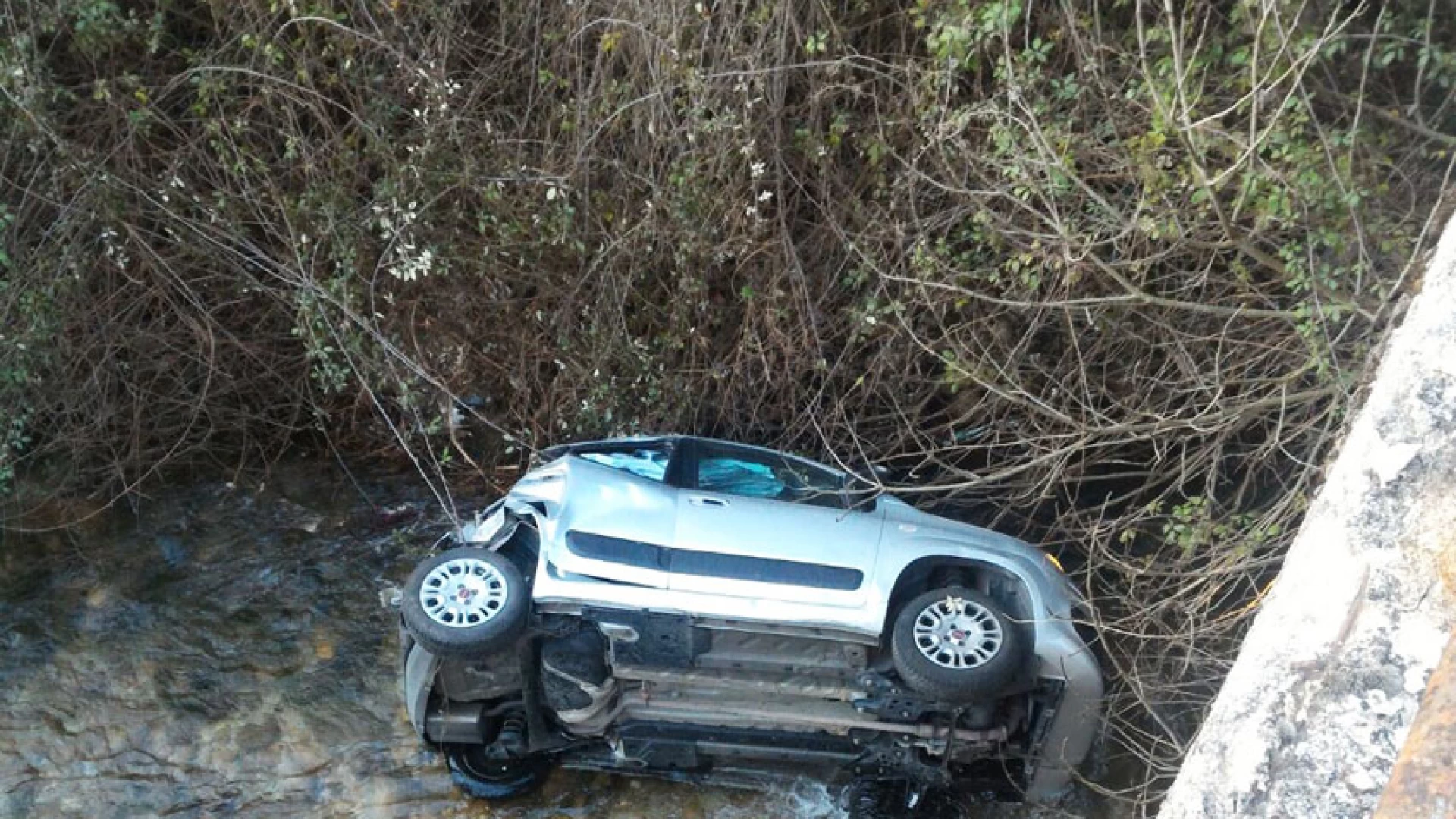 Sant’Agapito: finiscono nel fiume con la loro auto. Il mezzo distrutto, loro salvi per miracolo. “Qualcuno lassù ci ha aiutato”.