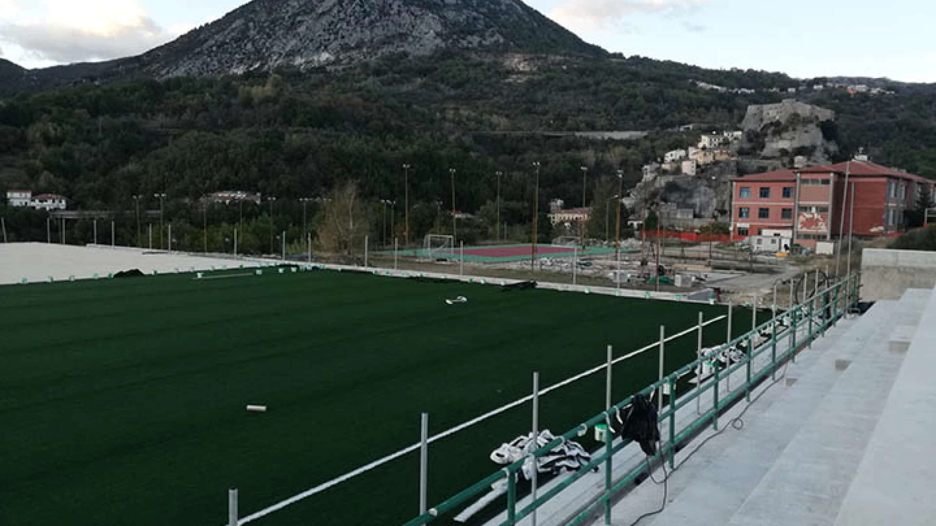 Cerro al Volturno : il nuovo campo da calcio in manto sintetico prende forma. Una rivoluzione per il mondo dello sport locale.