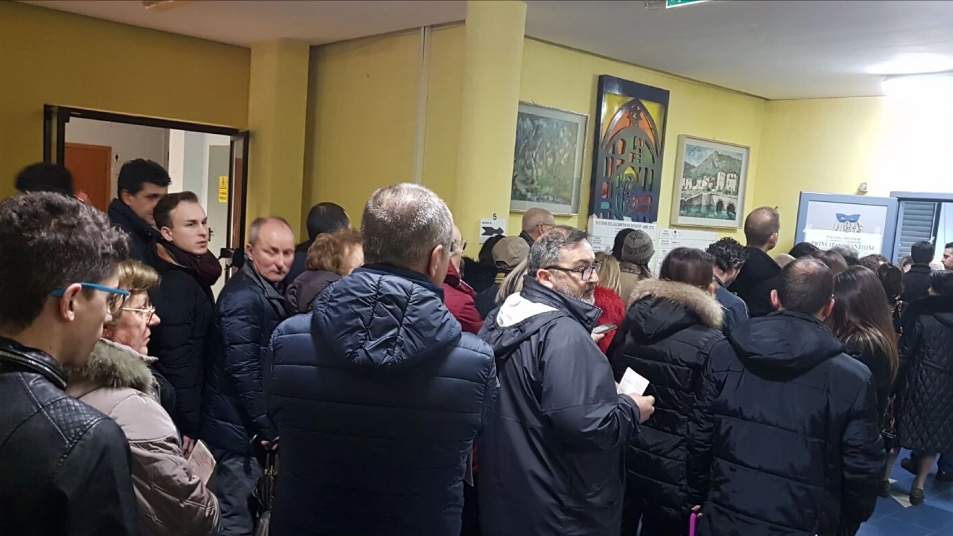 Isernia-Venafro: caos ai seggi elettorali, oltre un'ora di fila per votare a Venafro. Il bollino inganna.