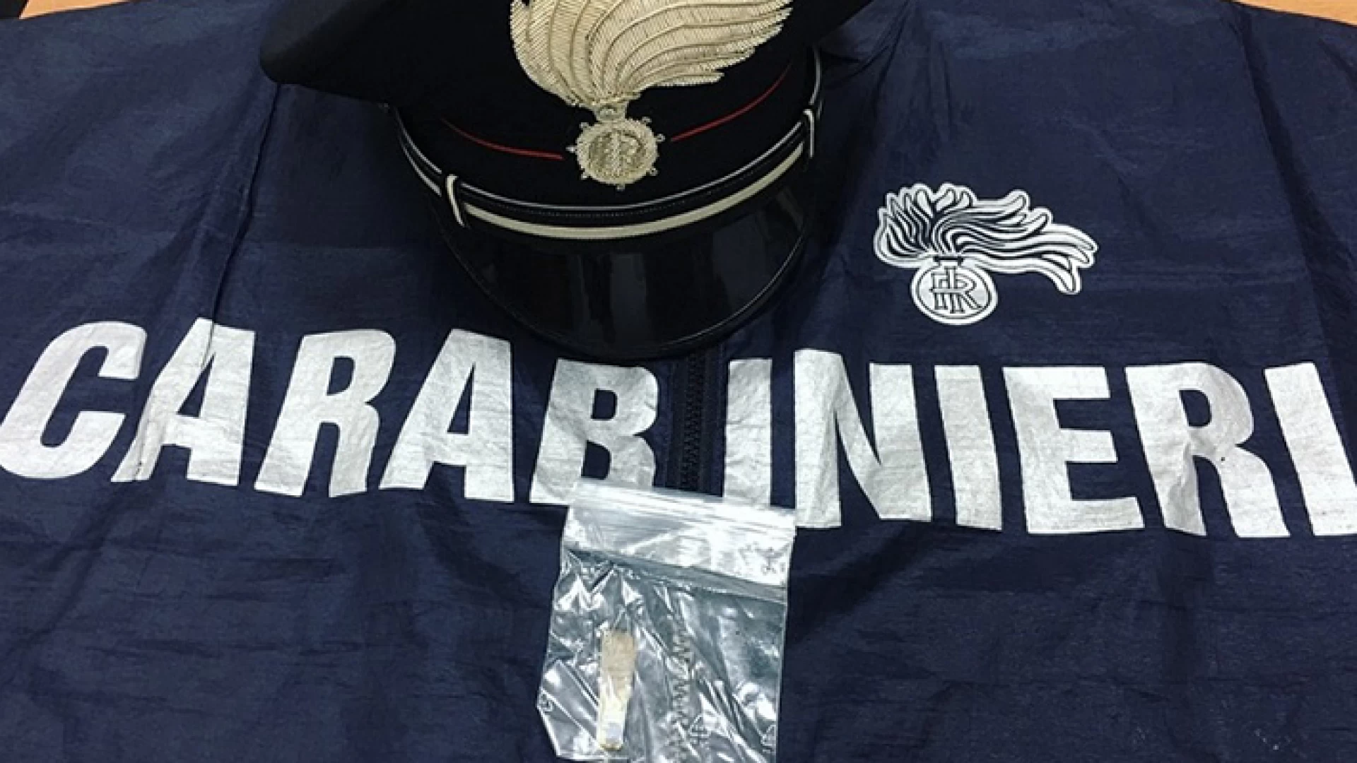 Isernia: Nasconde dosi di hashish nei guanti, 22enne denunciato dai Carabinieri per detenzione e spaccio di stupefacenti nei pressi della Stazione Ferroviaria.