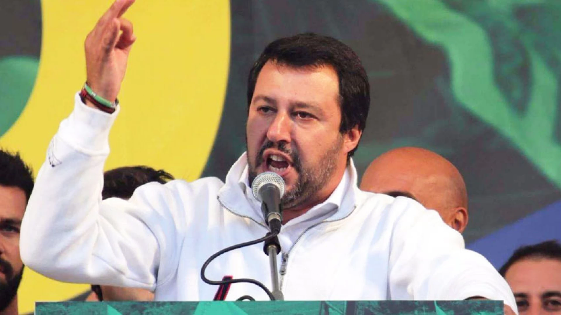 Rissa tra migranti: interviene Salvini. "Servono ruspe e sgomberi per sanare la situazione anche ad Isernia".