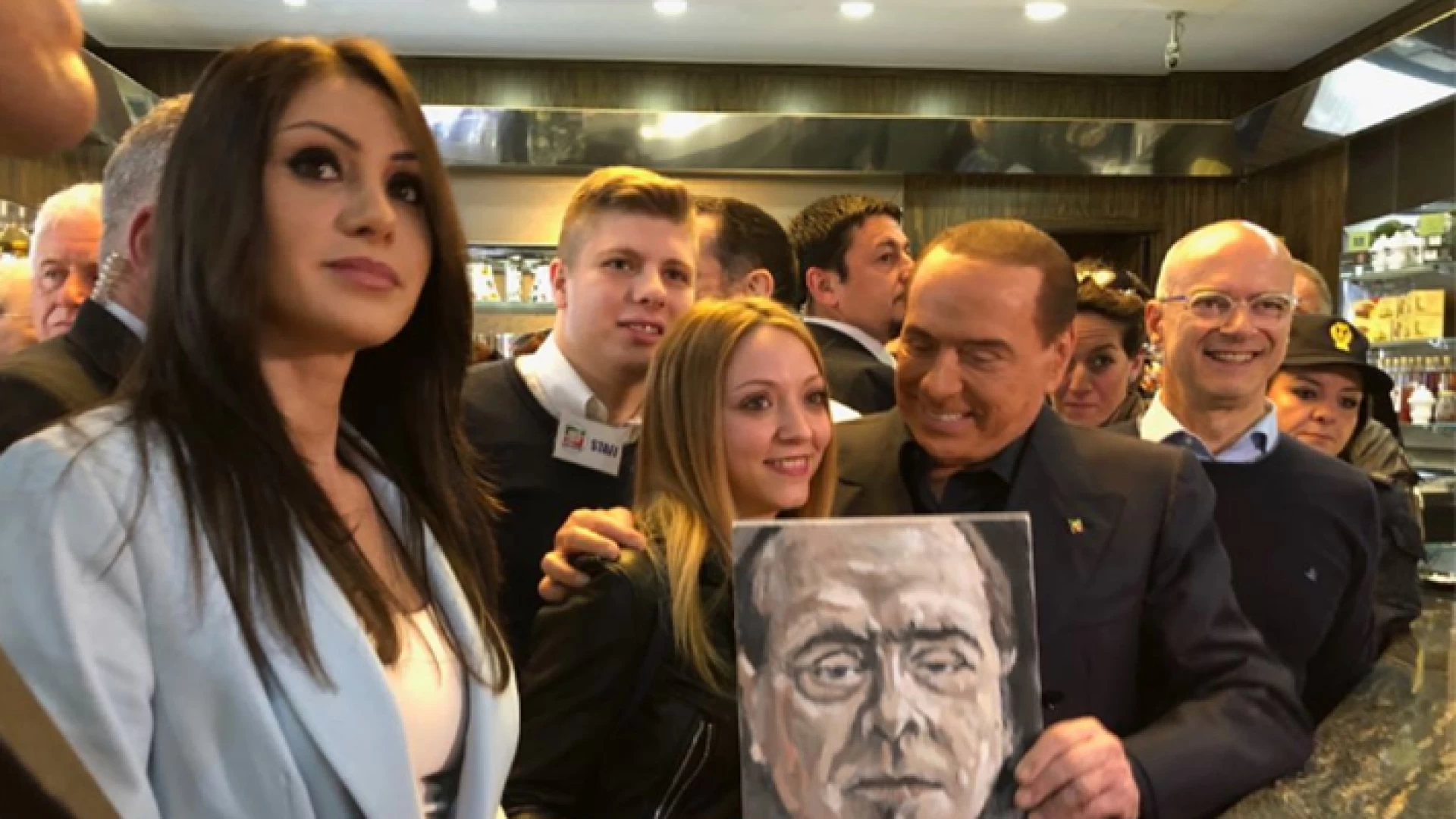 Campobasso: Berlusconi fa colazione in centro e la folla lo assale. A breve l’incontro con i cittadini ad Isernia.