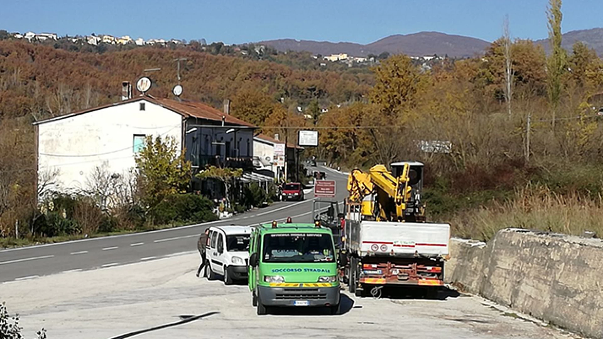 Colli a Volturno: un posto di blocco fa scoprire un camion ed una escavatrice rubati. Erano fermi sulla statale 158 da diversi mesi in una piazzola.