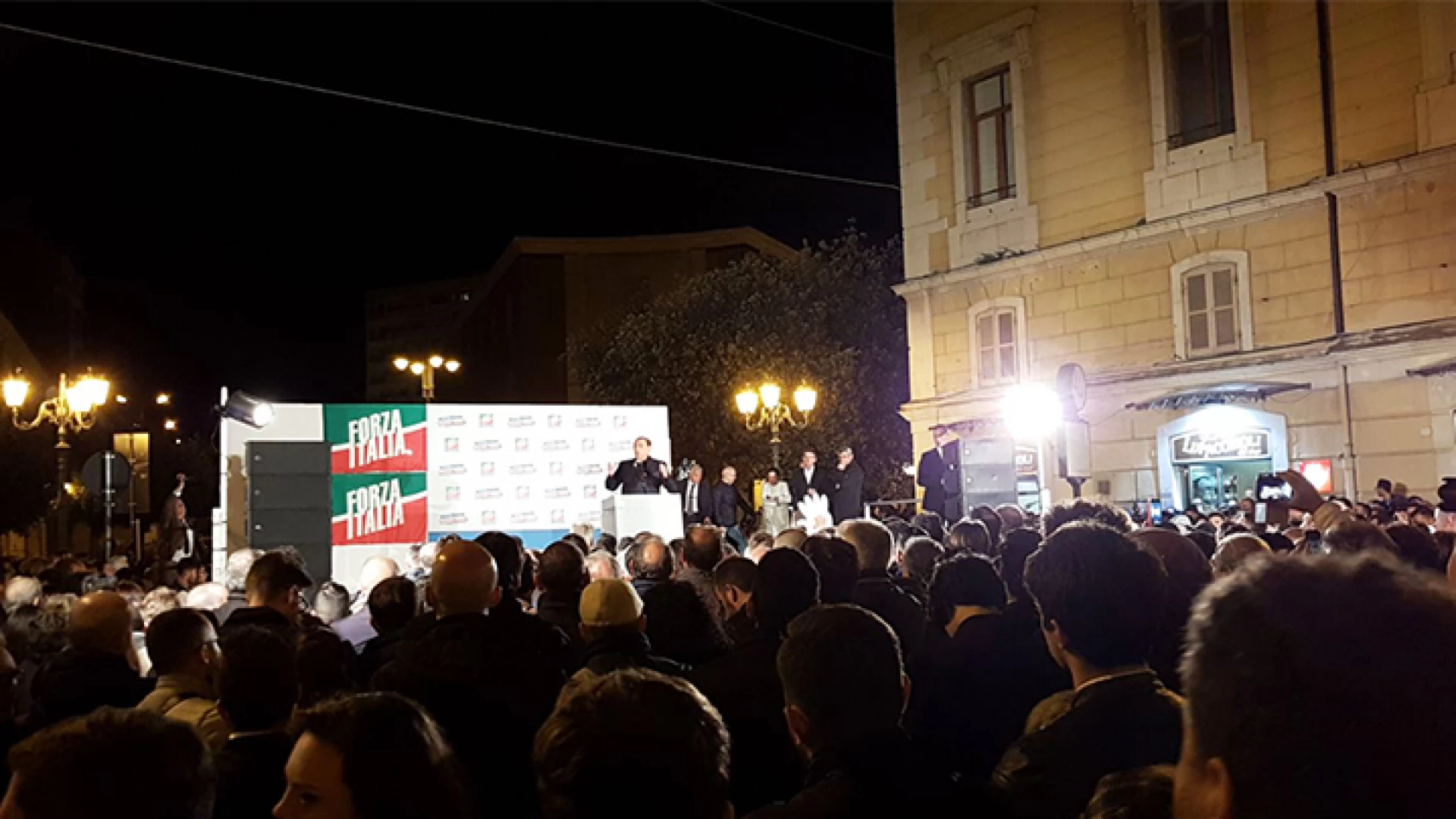 Campobasso: cala il sipario sulla campagna elettorale. Ultimi “botti” tra Di Maio e Berlusconi. A pochi metri di distanza l’uno dall’altro.