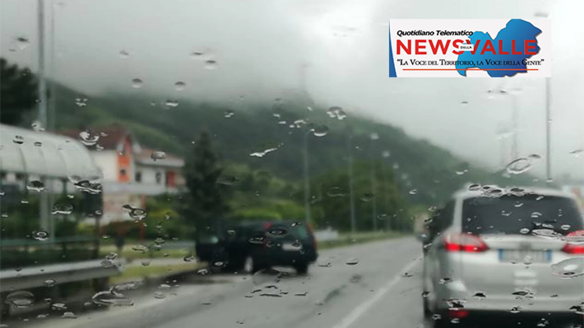 Incidente tra due utilitarie sulla statale 17 all’altezza del bivio di Castelpetroso. Nessun ferito e conducenti all’esterno delle proprie auto. Scontro causato dalla pioggia.