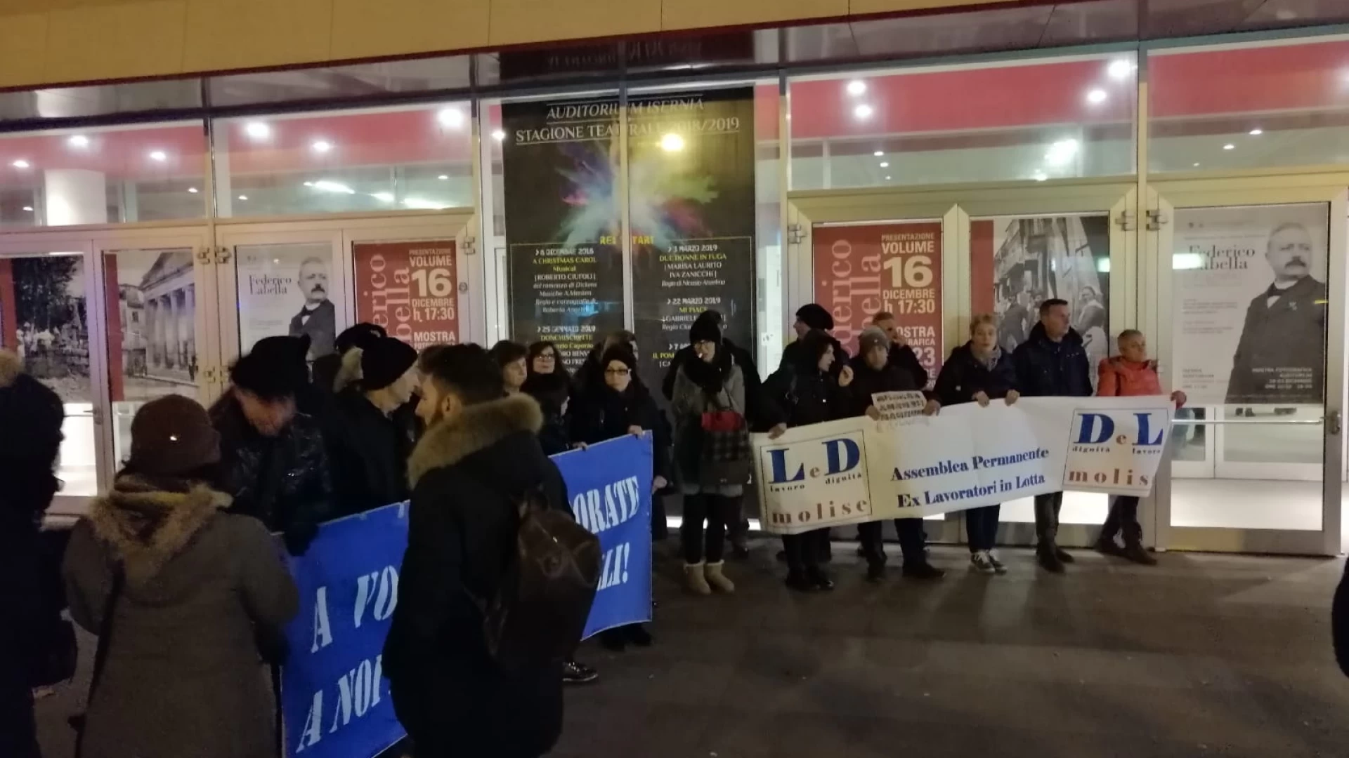 Gli ex Lavoratori in lotta protestano dinanzi l'auditorium. "E' Natale anche per noi".