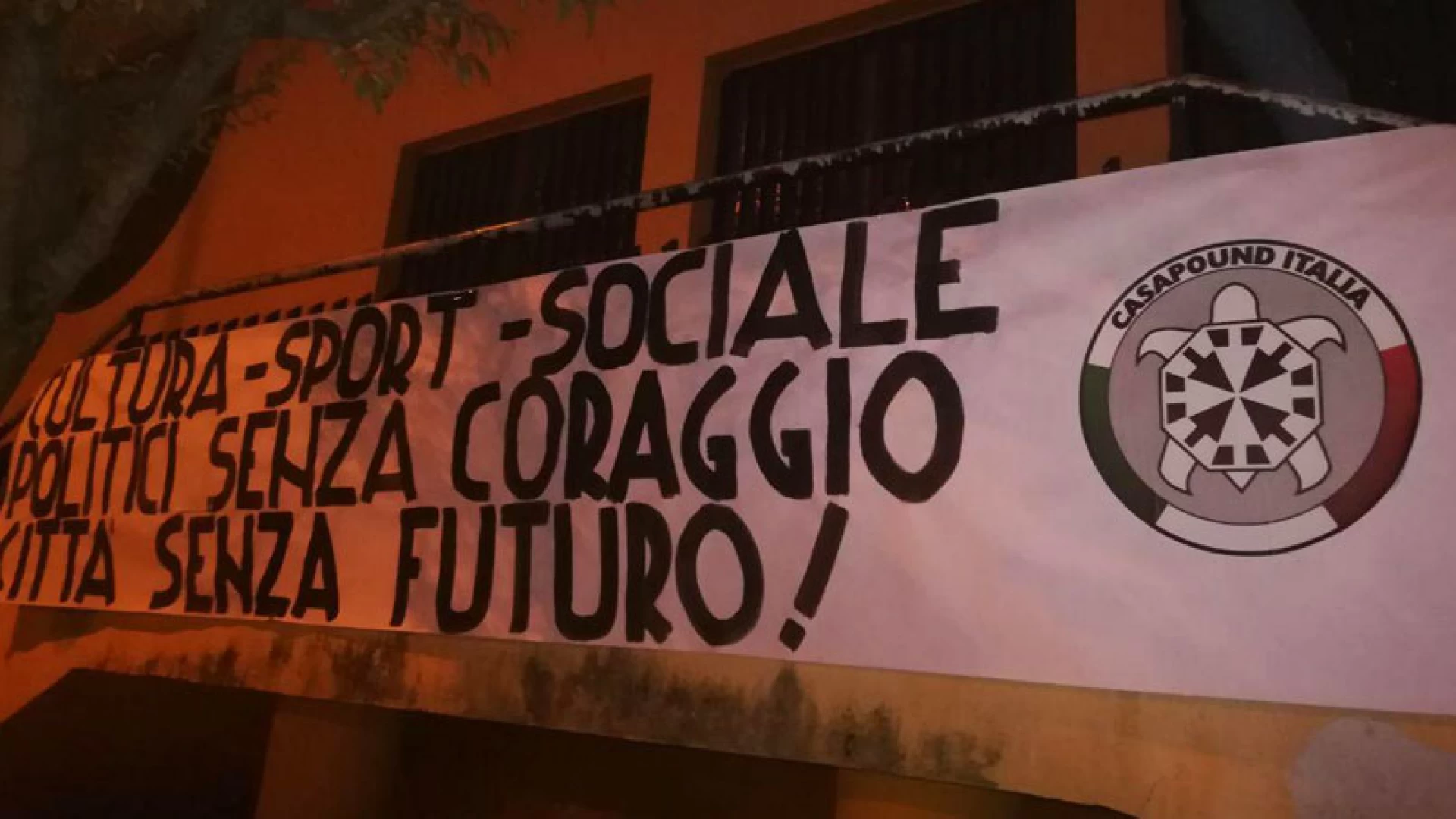 "Isernia: ‘politici senza coraggio, città senza futuro’, striscione di CasaPound Italia contro l’amministrazione cittadina.