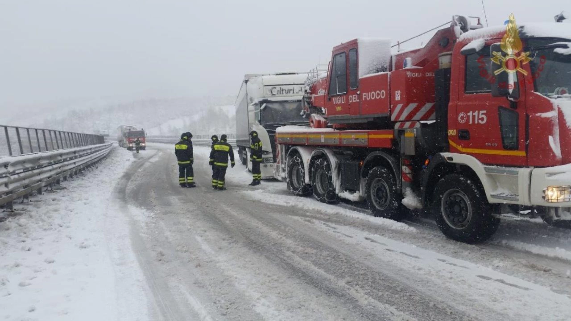 Vigili del Fuoco in azione su tutto il territorio provinciale. Numerosi i recuperi di mezzi in Alto Molise. Utilizzato anche il gatto delle nevi.