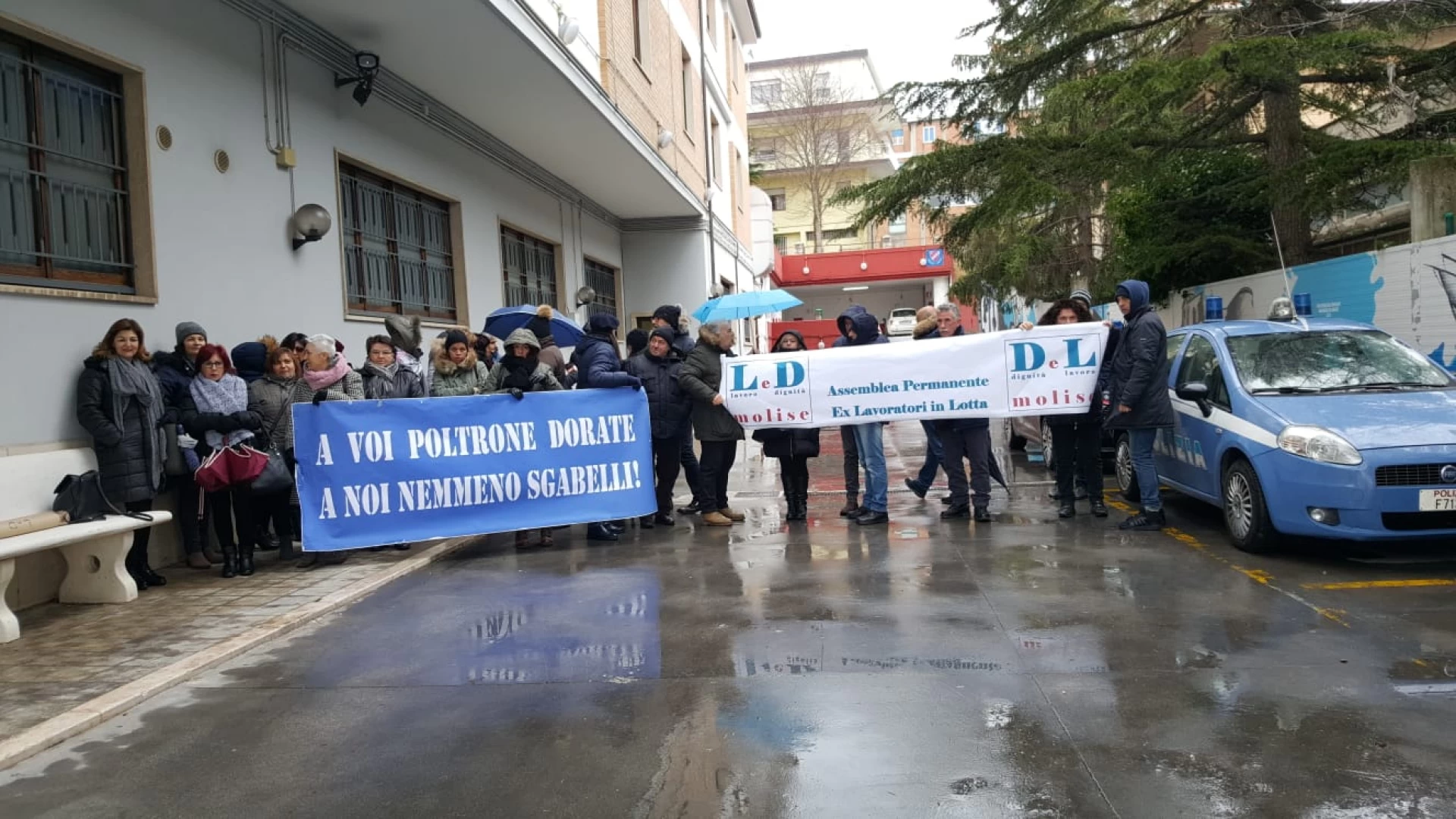 Campobasso: gli ex Lavoratori in lotta protestano dinanzi la Regione Molise. In ballo futuro e promesse non mantenute.