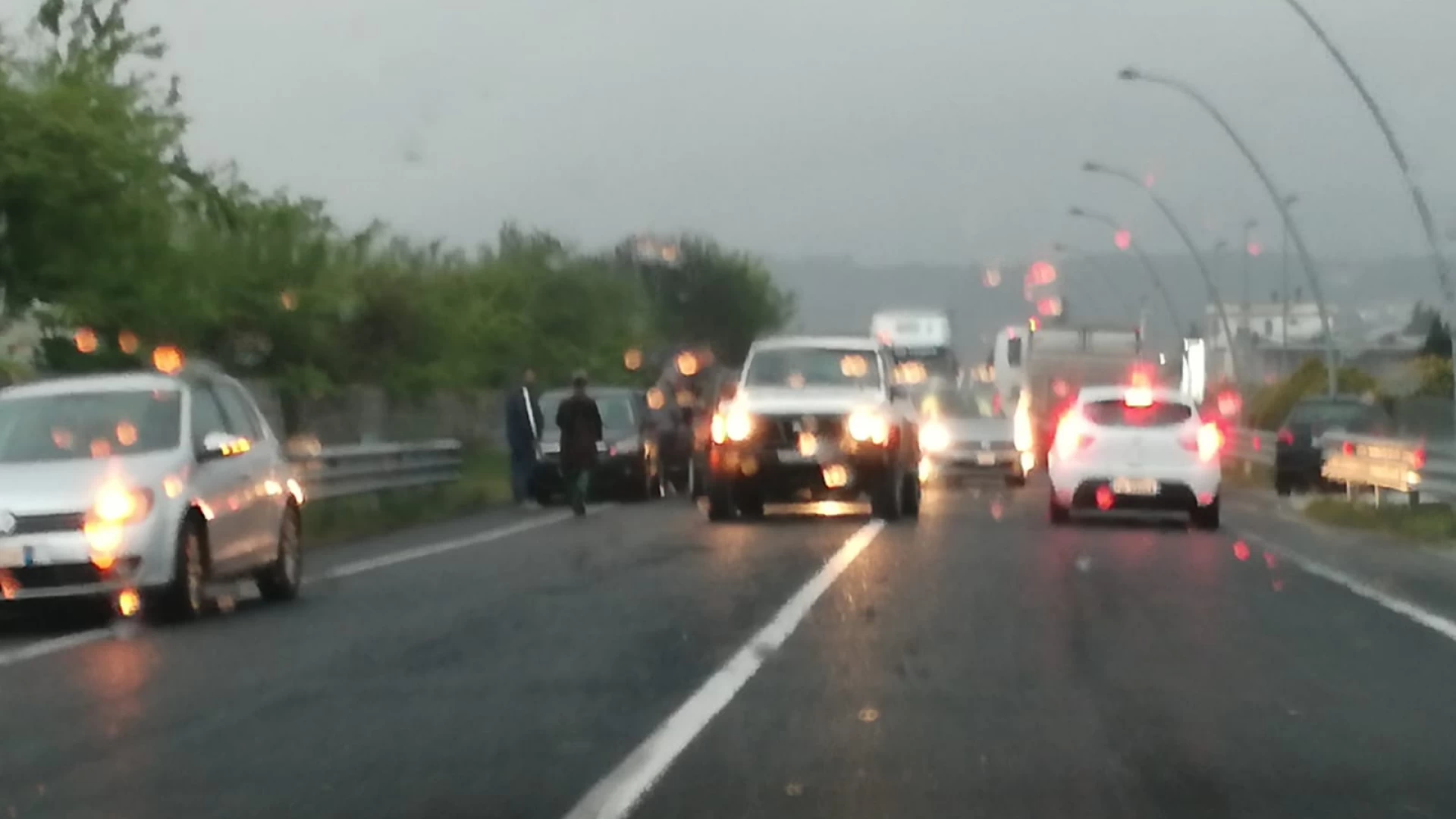Macchia d'Isernia: incidente sulla statale 85 Venafrana, tre veicoli coinvolti.