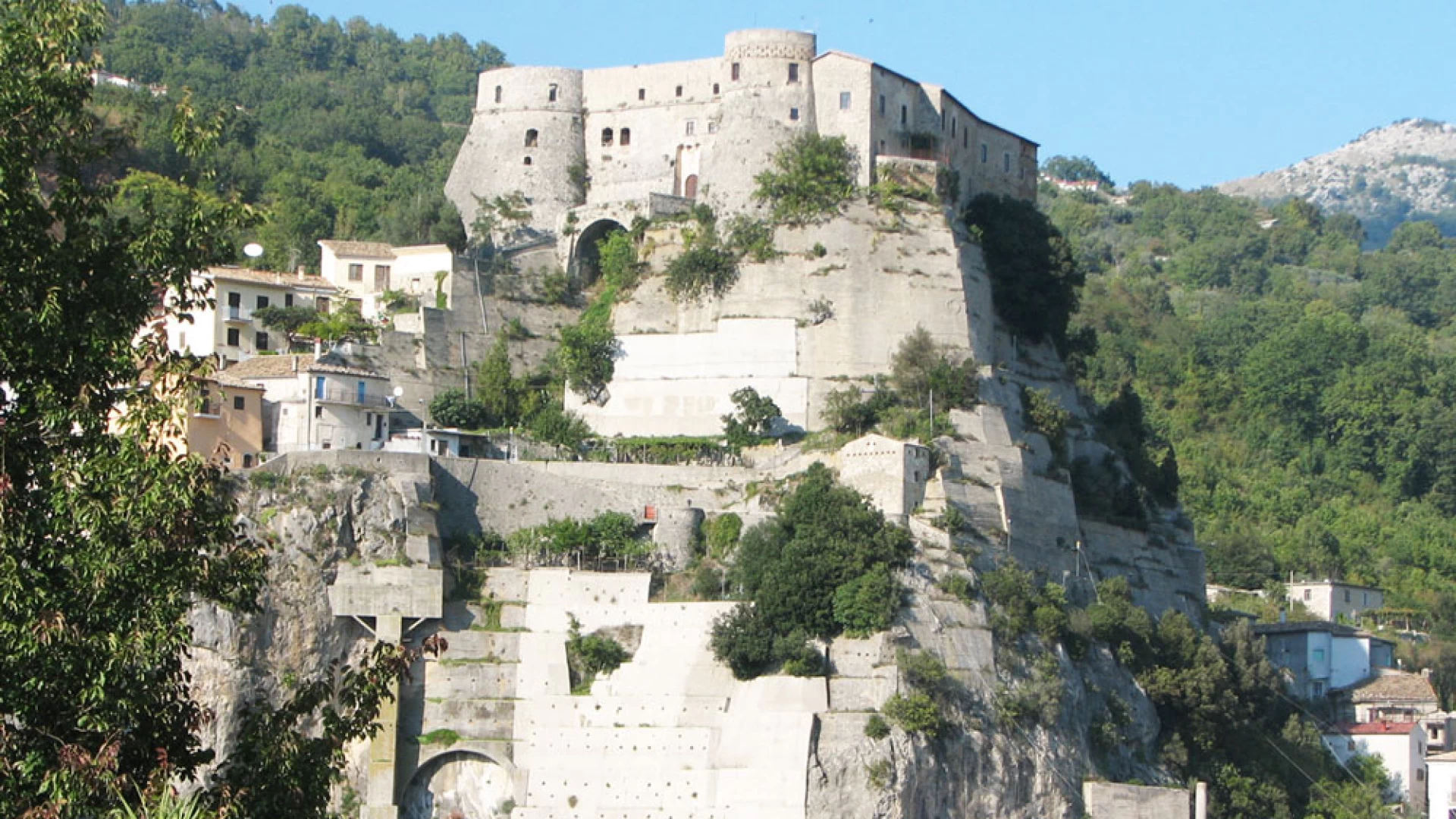 Cerro al Volturno: masso si stacca nei pressi del Castello e cade su casa. Sfiorata la tragedia.