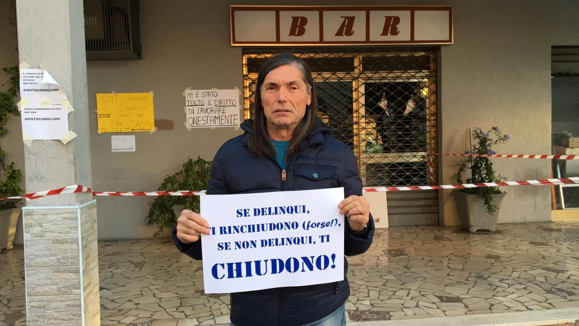 "Se delinqui ti rinchiudono, se non delinqui ti chiudono". Emilio Izzo e il suo scatto contro la chiusura del Bar Oasi.
