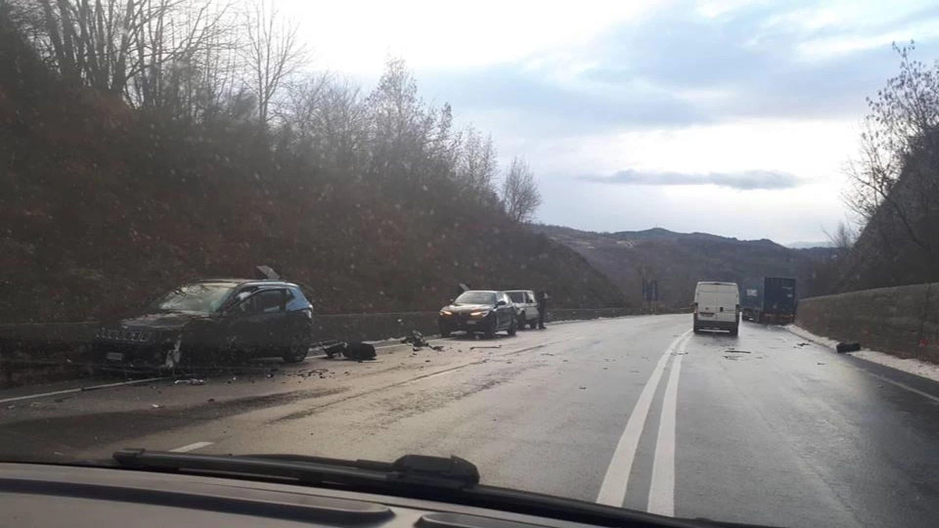 Colli a Volturno: due incidenti sulla statale 158 di prima mattina a causa del gelo. Un tir esce fuori strada. Un ferito