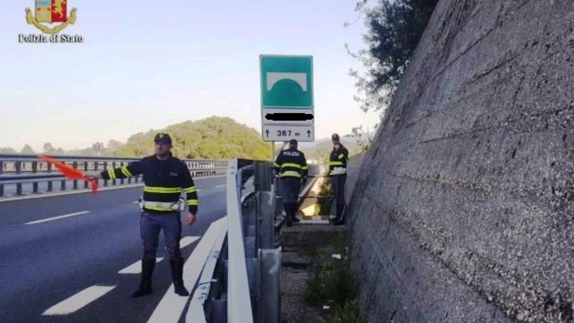 Cerro al Volturno: la Polizia Stradale salva giovane 40enne pronto a lanciarsi giù dal viadotto.