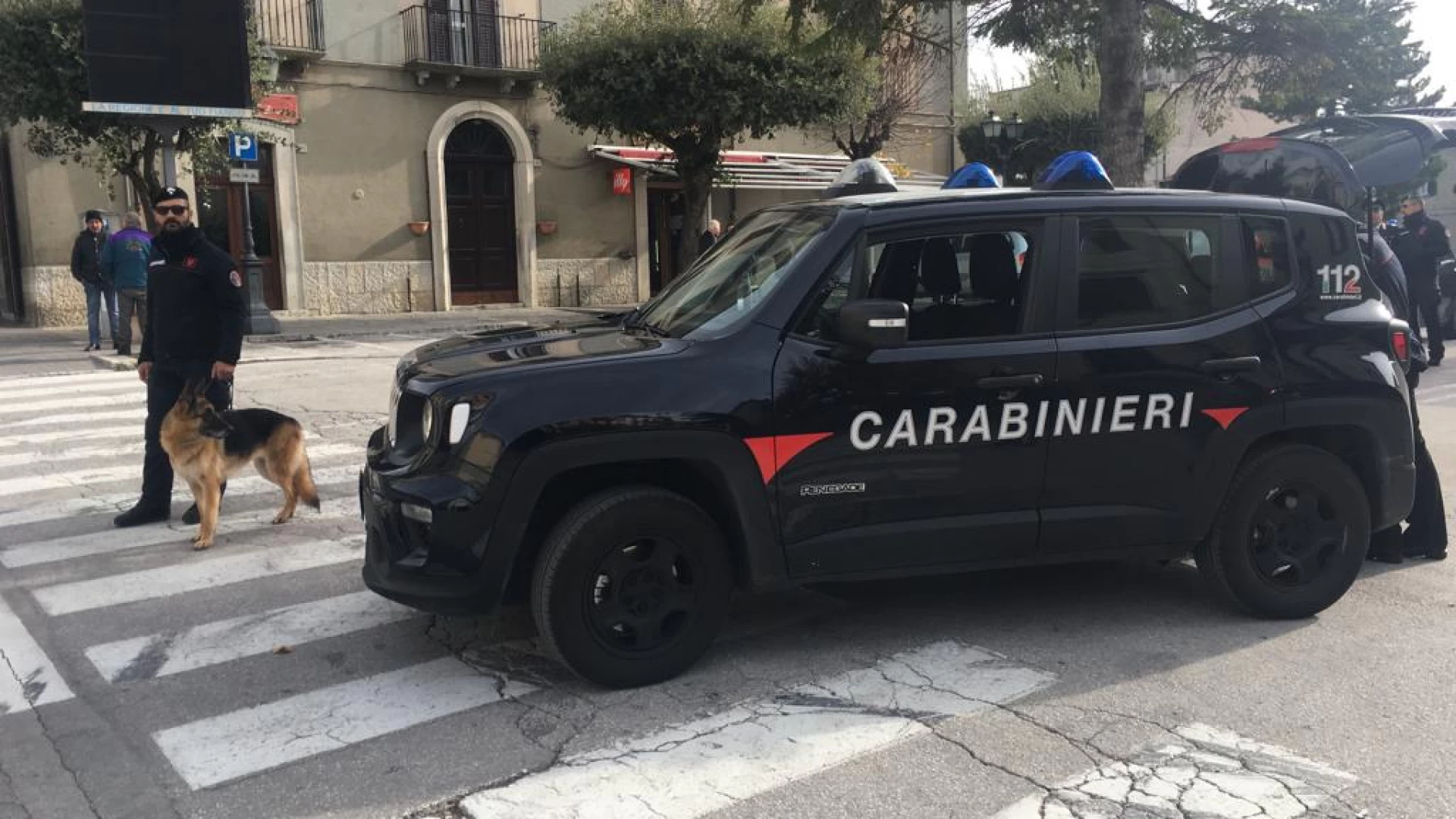 Agnone: i Carabinieri eseguono controlli negli istituti scolastici della città con l’ausilio di unità cinofile.