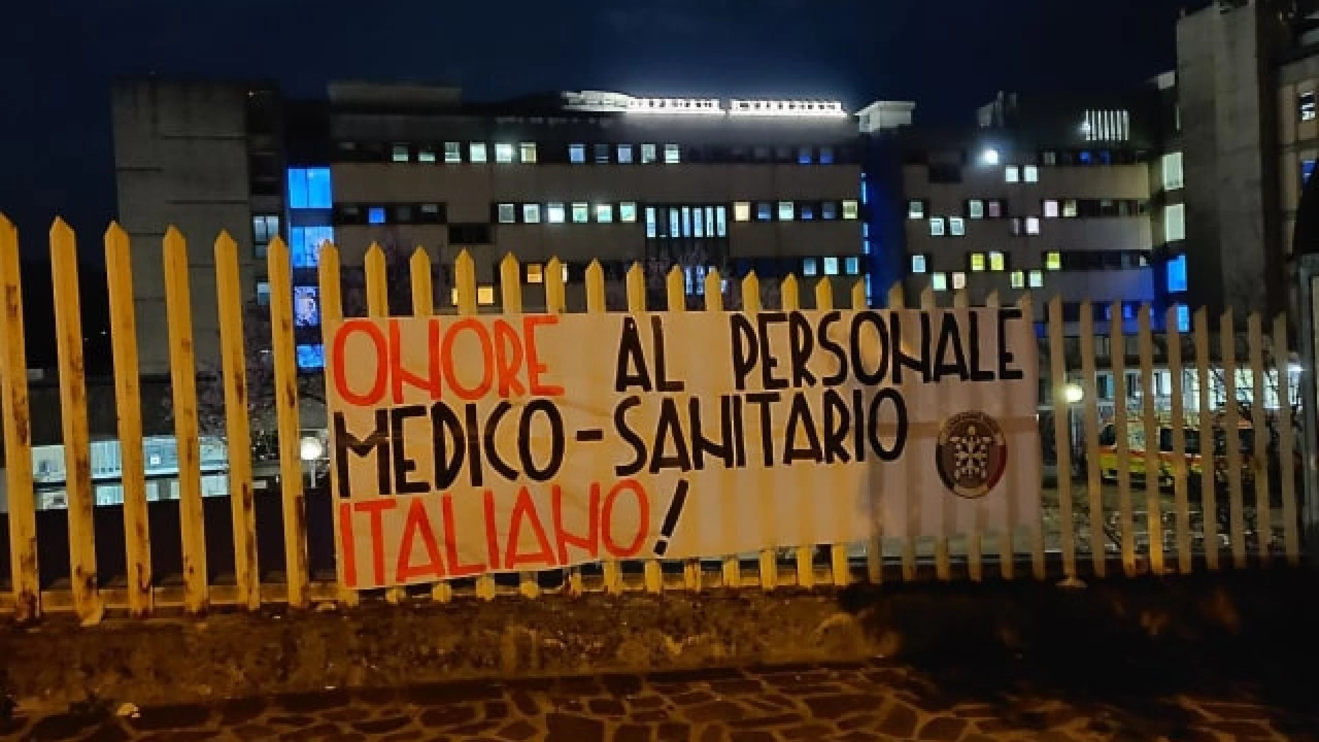 Isernia: Striscione di CasaPound Italia a sostegno del personale medico-sanitario
