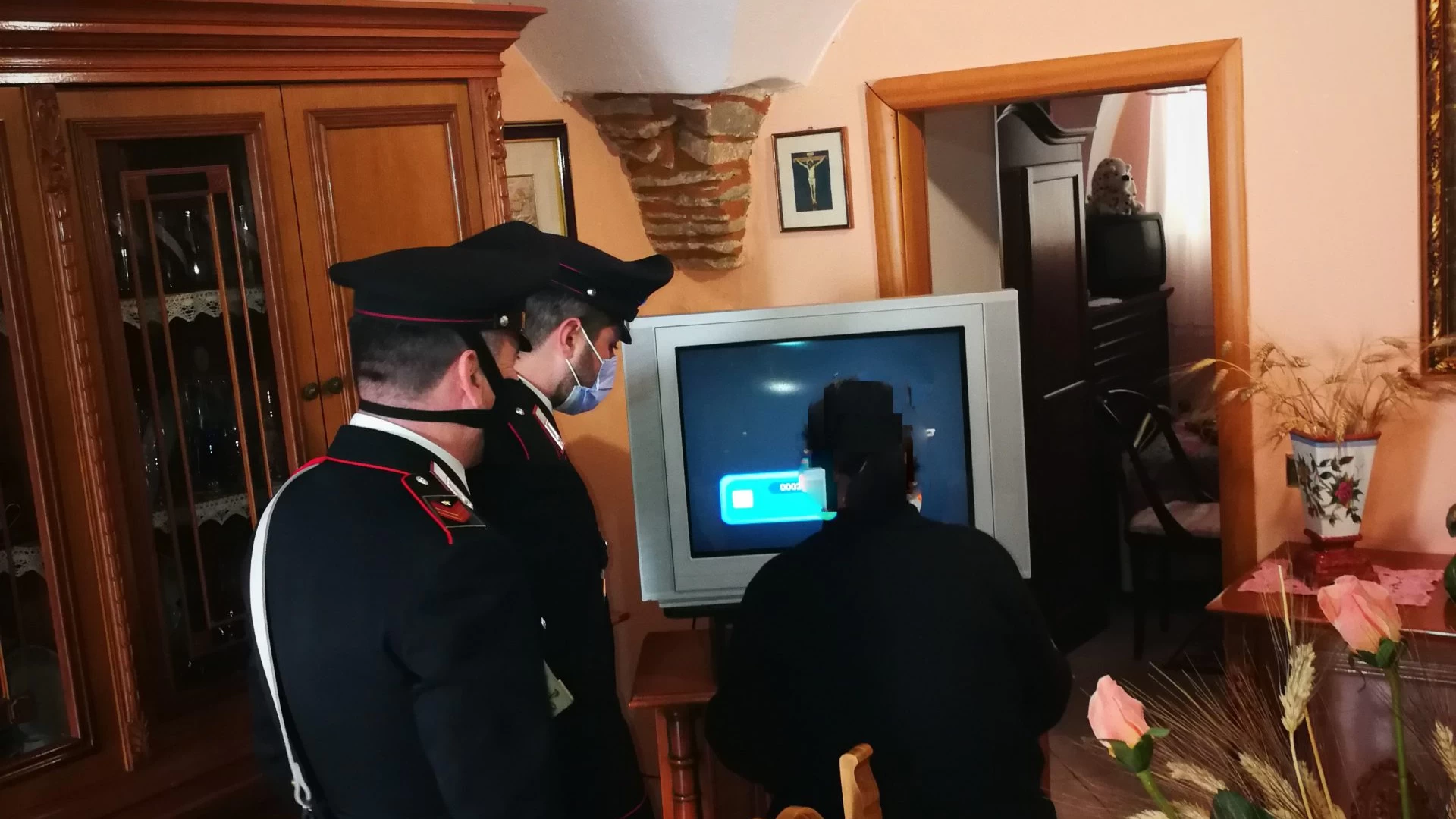 Anziana chiede l’aiuto dei Carabinieri perché il televisore non funziona. I militari provvedono al ripristino.