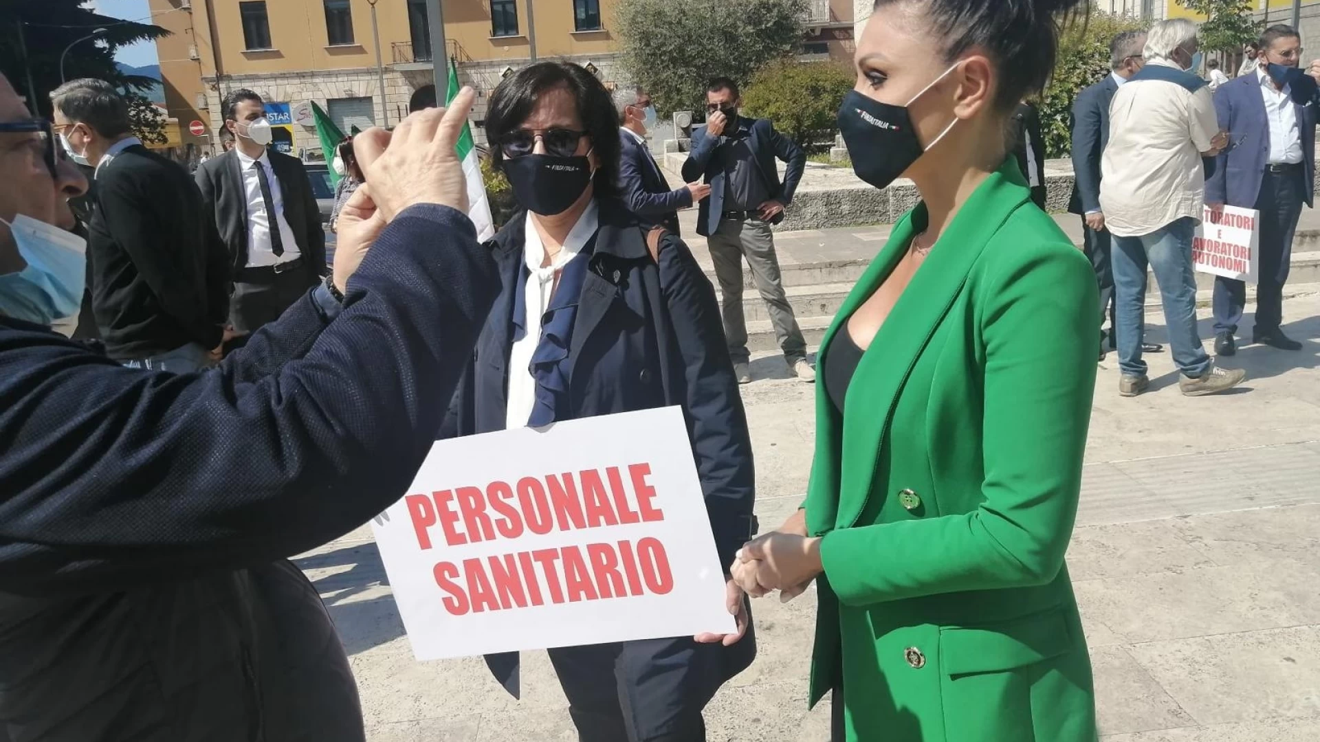 Isernia: il flash mob silenzioso del centro destra per la ripartenza dell''Italia