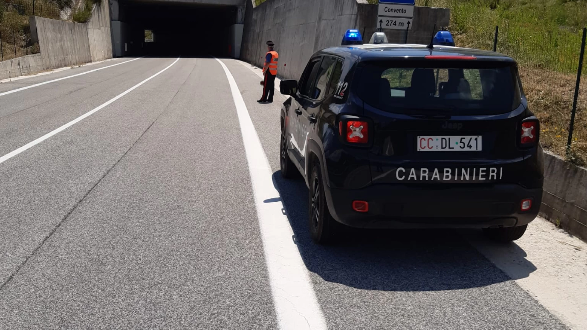 Guidava contromano in galleria: l’intervento dei Carabinieri scongiura il peggio.