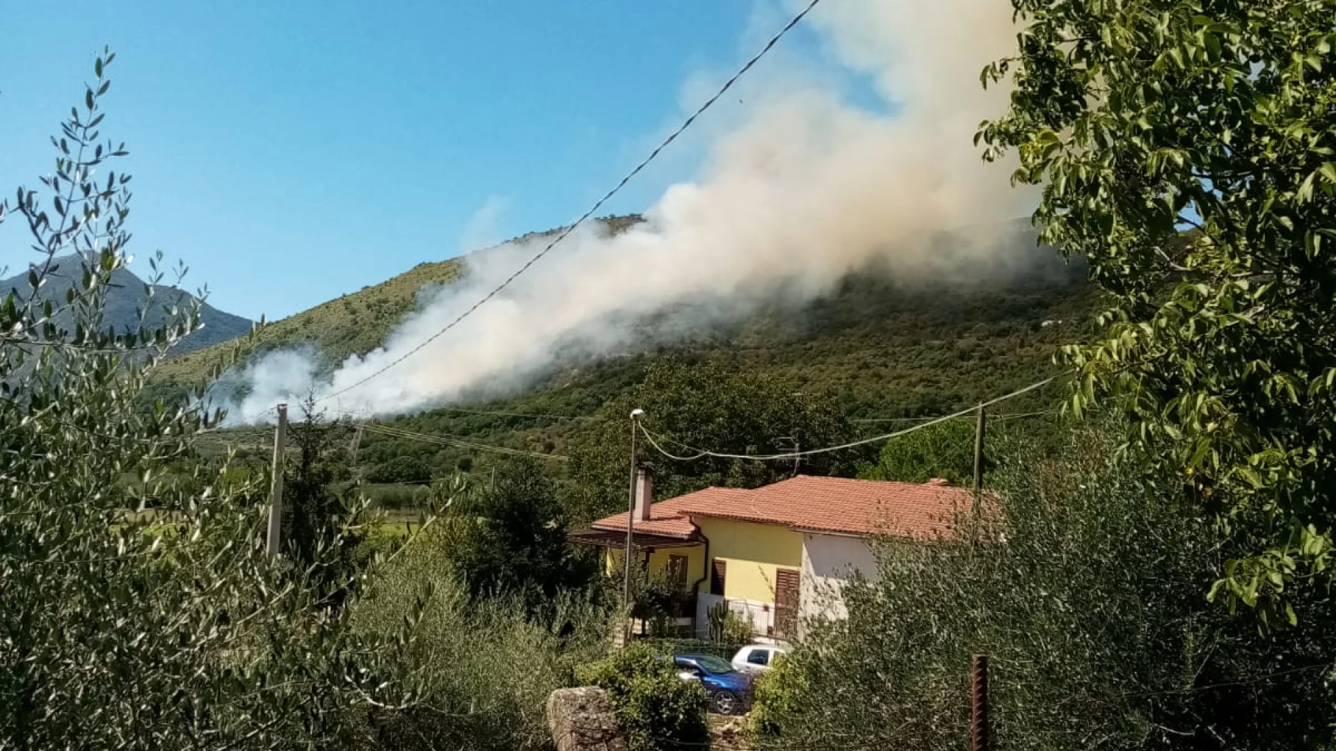 Pozzilli: incendio di vaste dimensioni brucia la zona montuosa di Santa Maria Oliveto. Vento forte e fiamme vicine a Roccaravindola Alta.