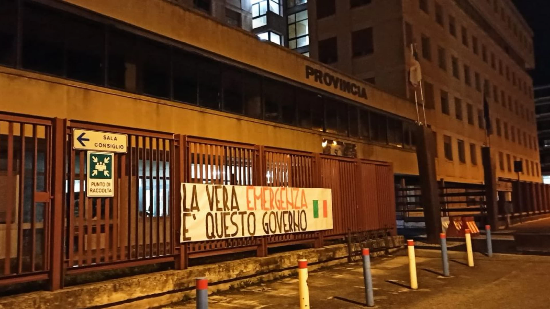 Nuovo Dcpm: "la vera emergenza è questo governo", striscioni in tutta Italia su sedi itituzionali 