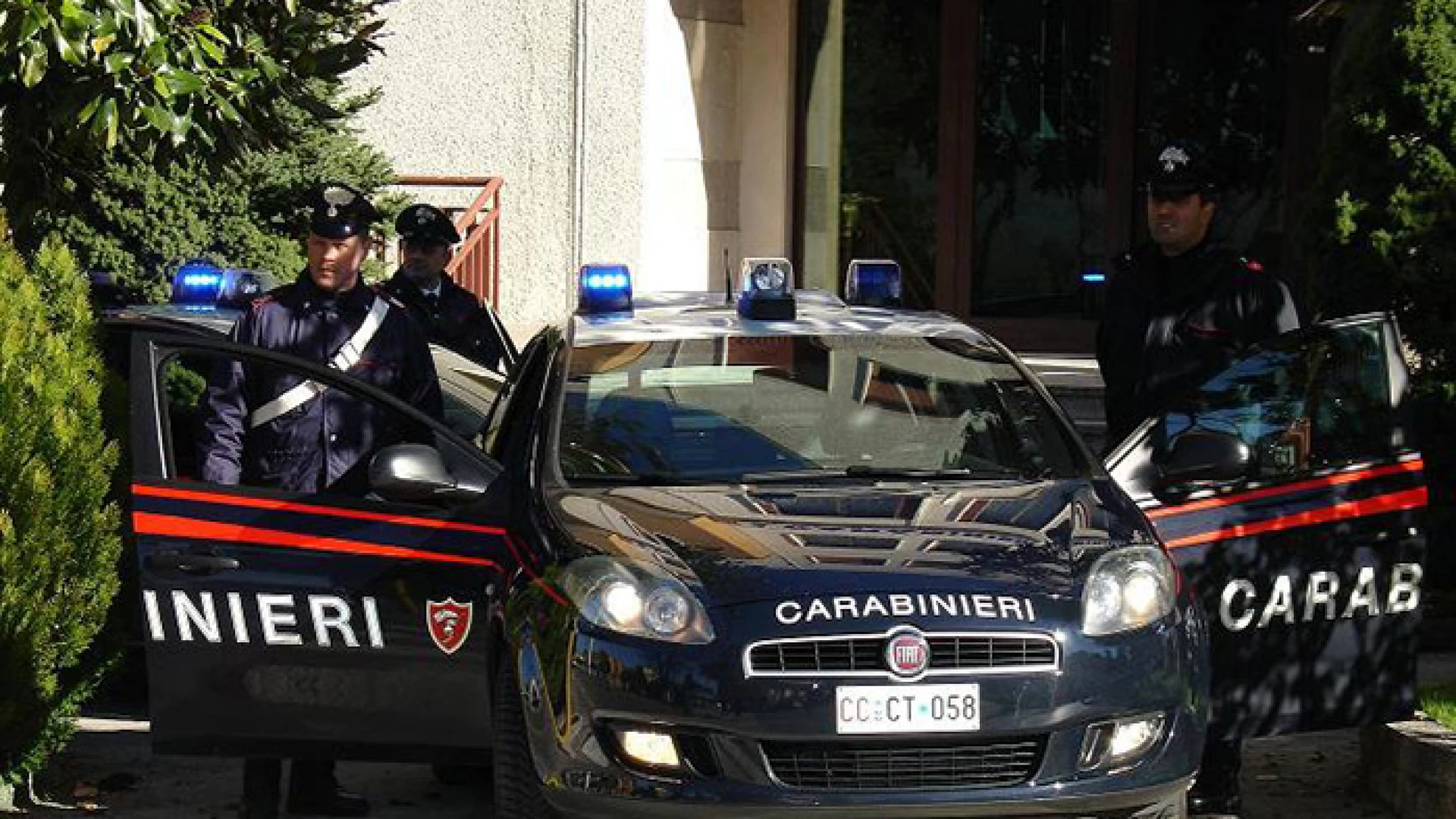 Isernia: sessantenne fuori di senno, danneggia un locale e aggredisce dipendente. Denunciato dai Carabinieri.