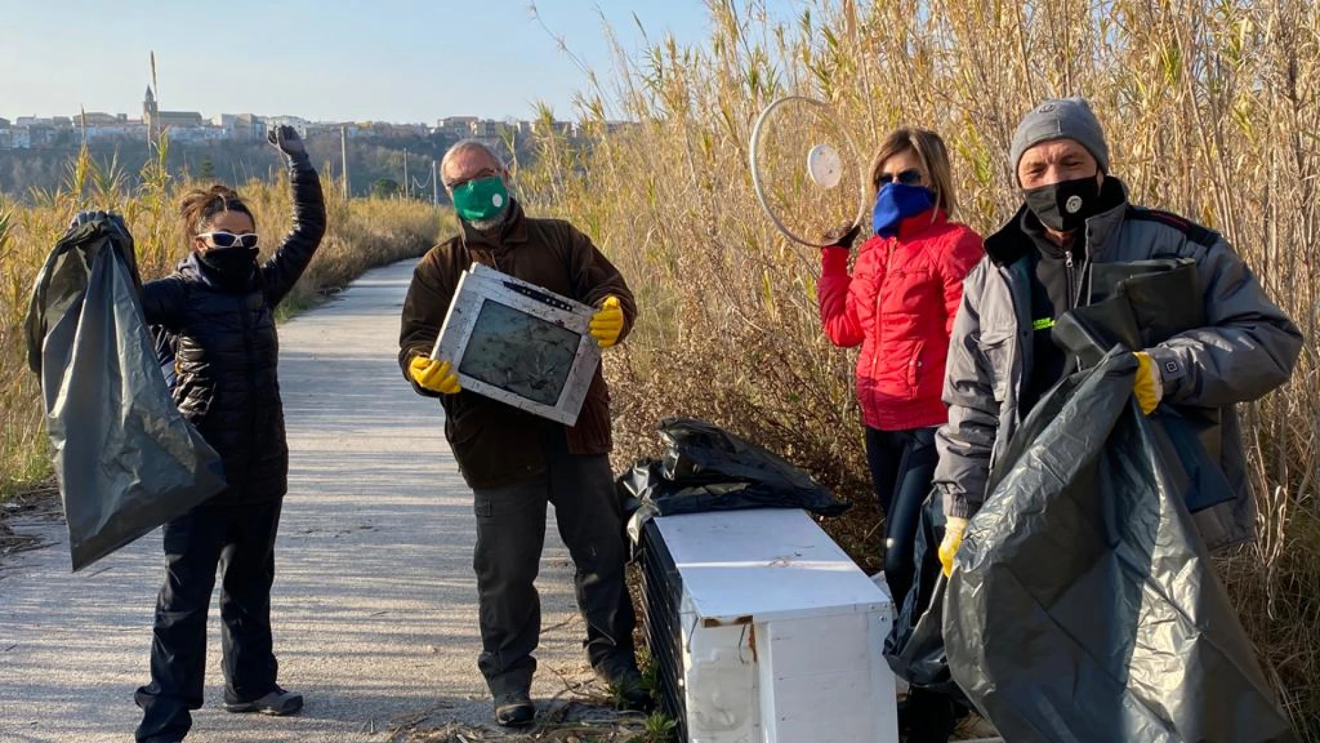I volontari dichiarano guerra agli incivili: a Campomarino raccolti 50 sacchi di rifiuti