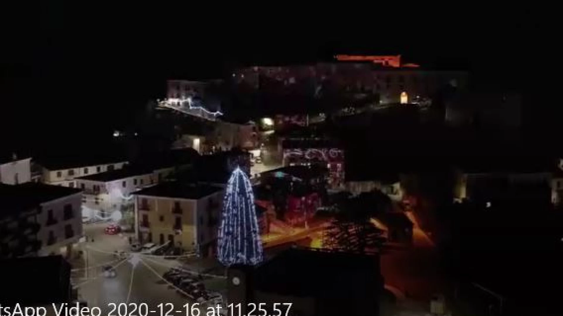 La magia del Natale avvolge Colli a Volturno tra luminarie e proiezioni fantastiche. Guarda i video.