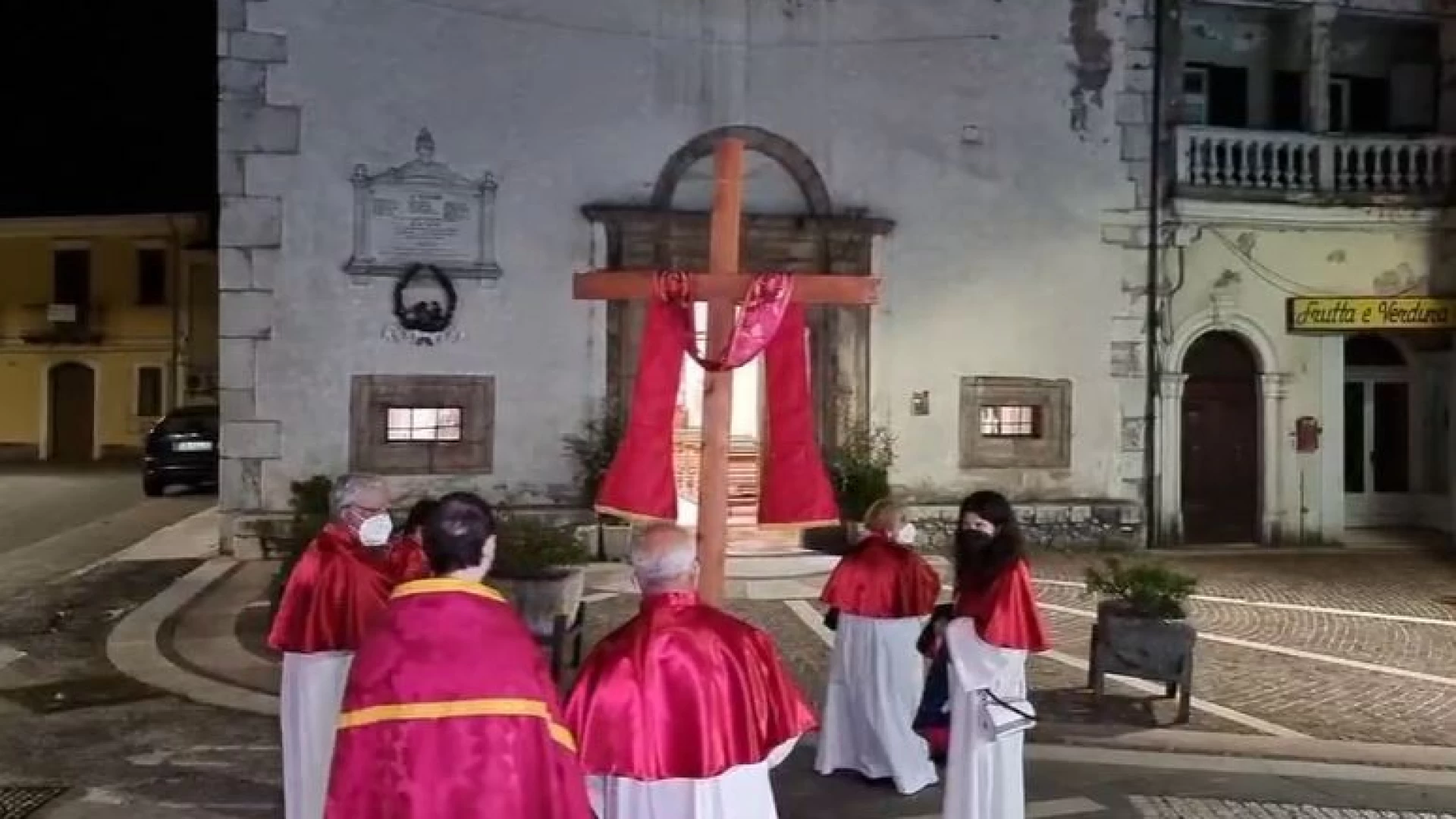 Colli a Volturno: un venerdì santo particolare. Via Crucis in paese con il parroco in solitaria e alcuni volontari. Immagini emozionanti. Guarda il video.