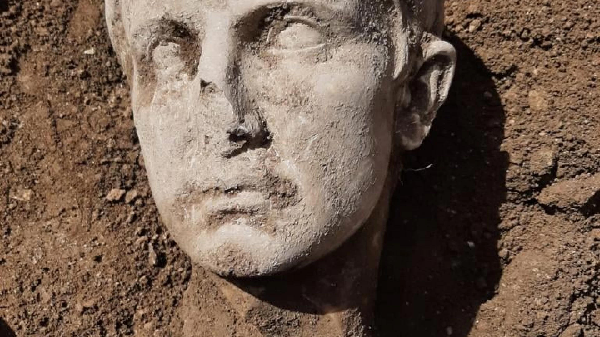 Isernia: rinvenuta testa dell’Imperatore Augusto in via Occidentale nel corso dello scavo. L’annuncio della Soprintendenza.