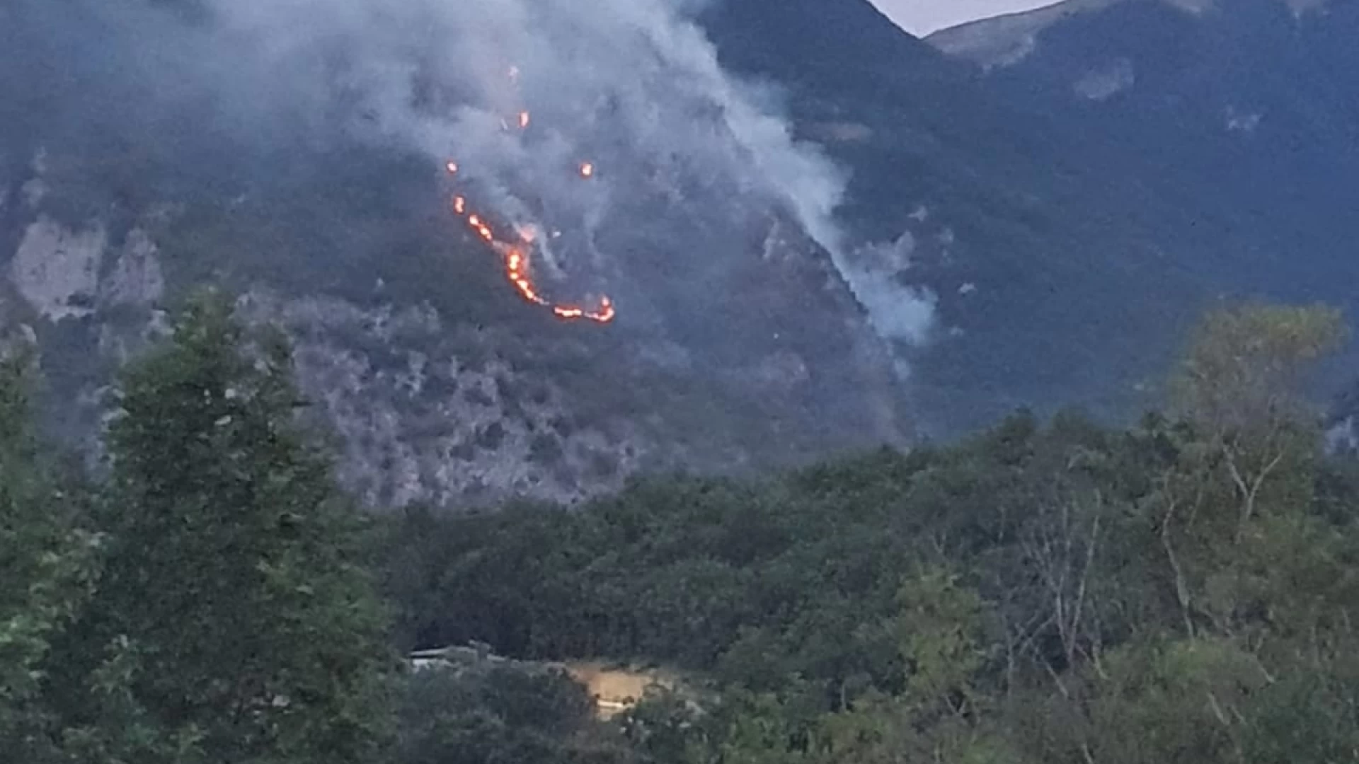 Castel San Vincenzo: ha bruciato per gran parte della notte l’incendio che ha mandato a fuoco ettari di bosco in località San Michele a Foce causato da un fulmine.