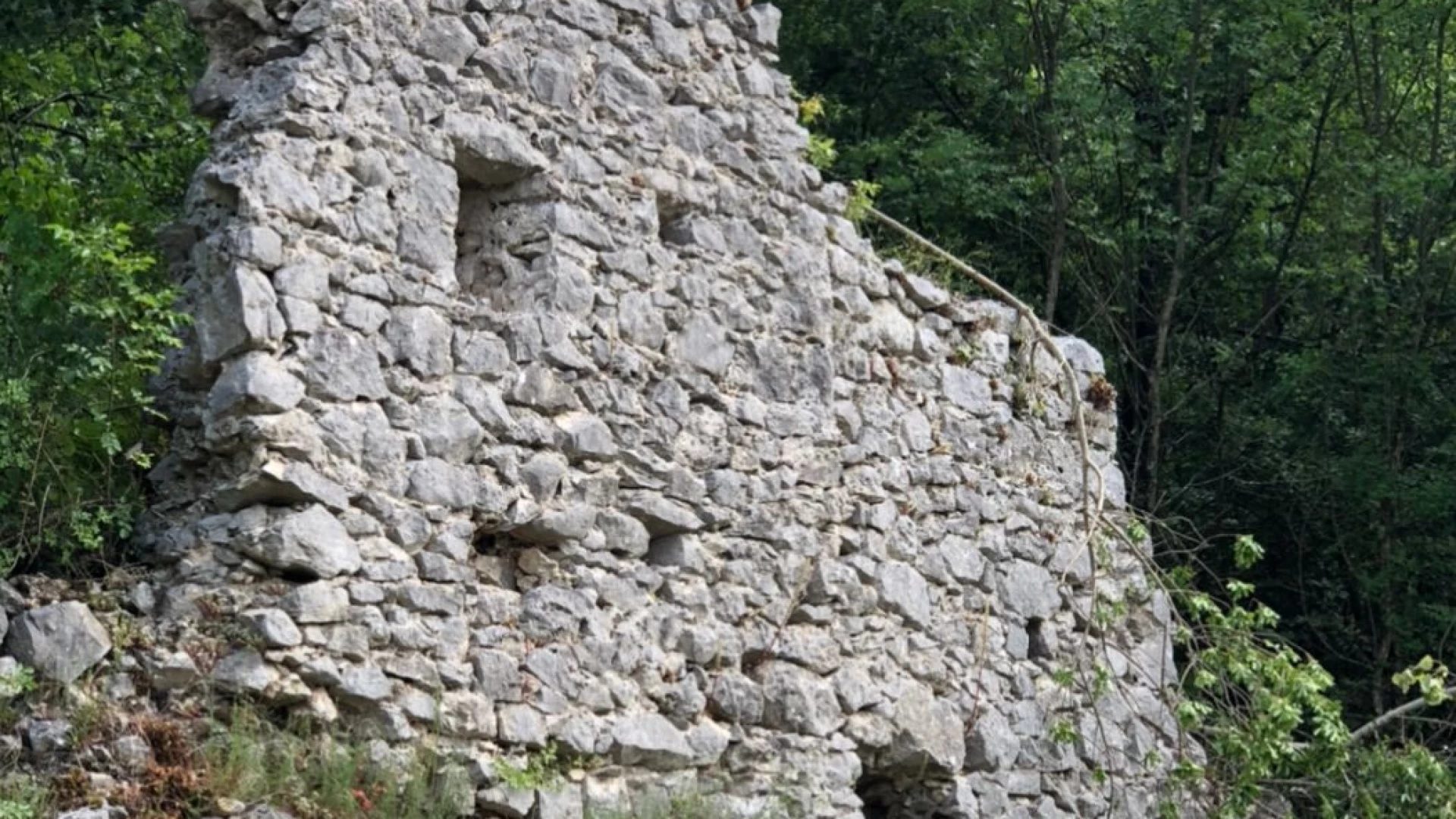 Pulitura antiche mura a Filignano. Il ringraziamento del Consigliere di Meo a volontari ed associazioni