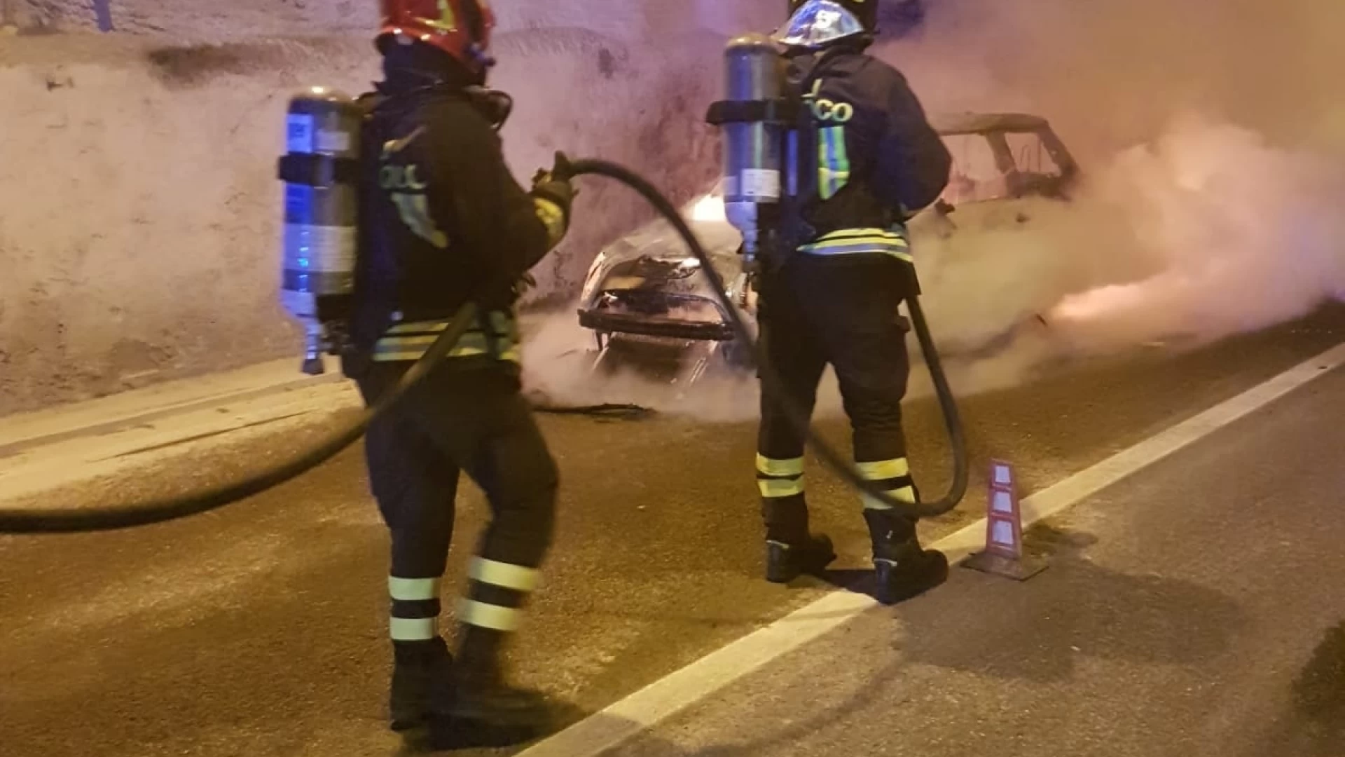 Venafro: auto va a fuoco nella galleria Nunziata Lunga. Momenti di panico e disagi alla viabilità