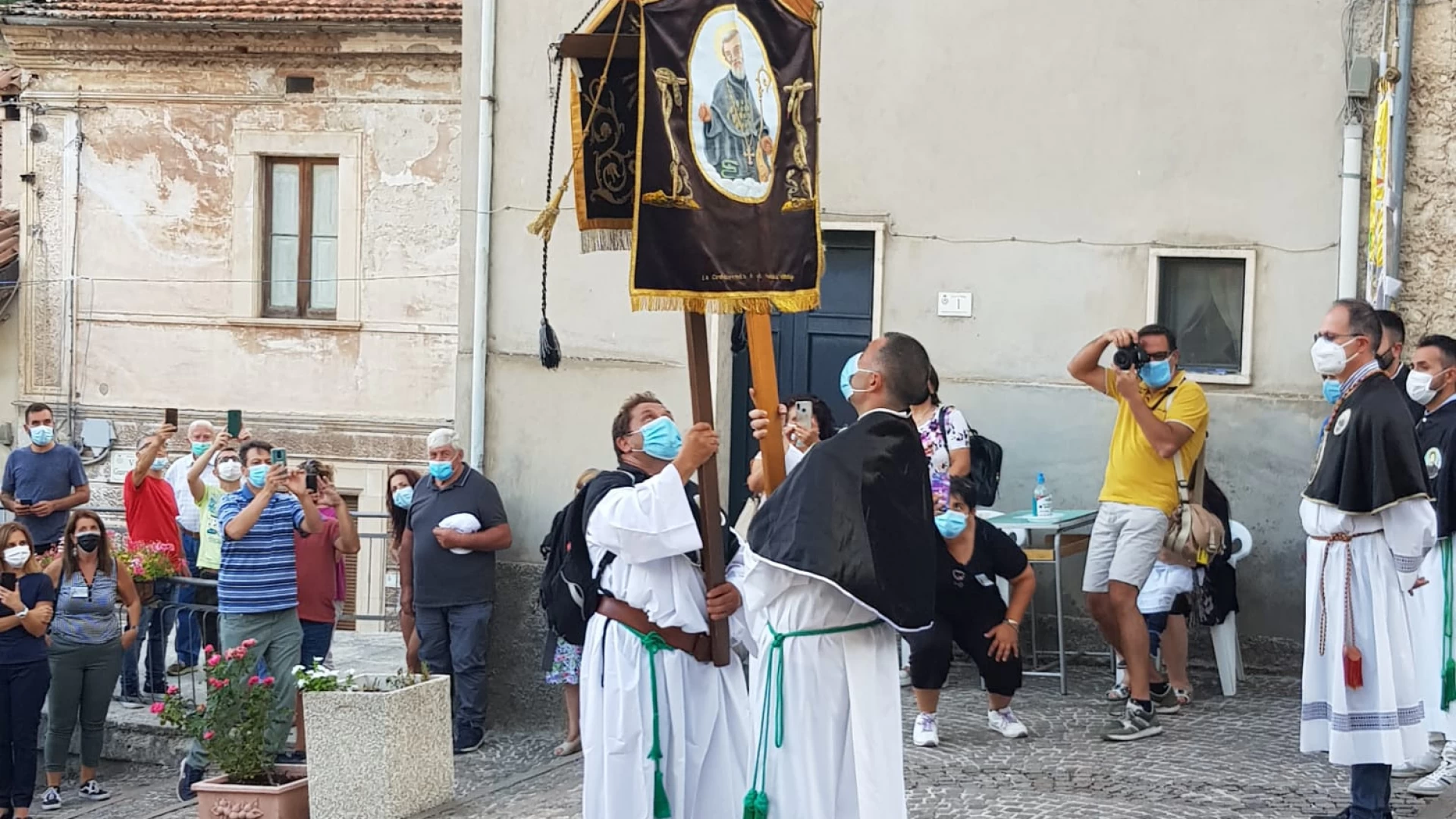 Fornelli: con il rito del bacio delle Croci si è concluso l’annuale pellegrinaggio dei fedeli a piedi a Villalago.