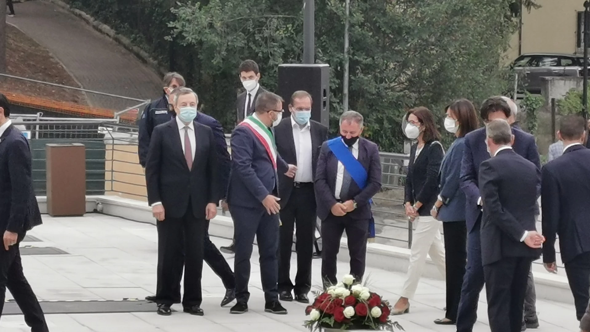 L’Aquila, la foto-notizia. Il presidente della Provincia Caruso con Draghi per l’inaugurazione del Parco della Memoria.
