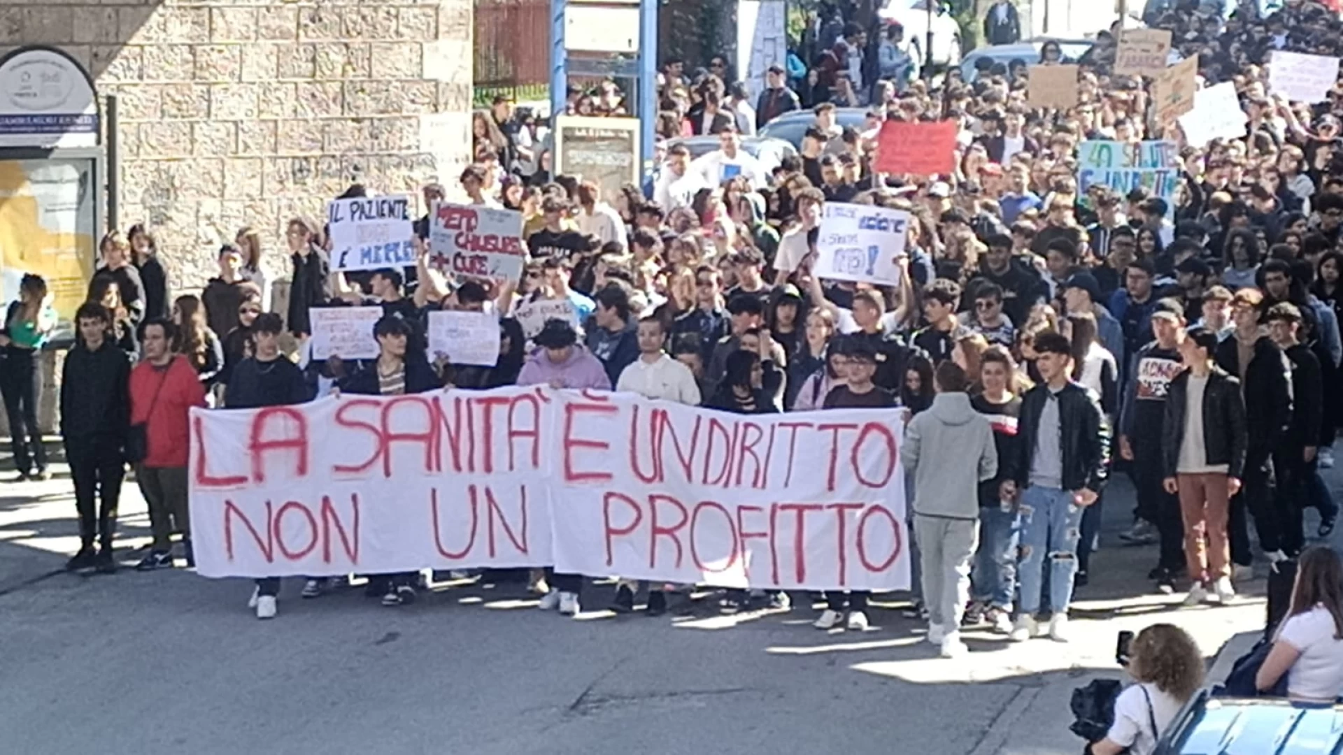 Isernia: studenti e famiglie in piazza a sostegno della sanità molisana. Guarda la gallery della manifestazione