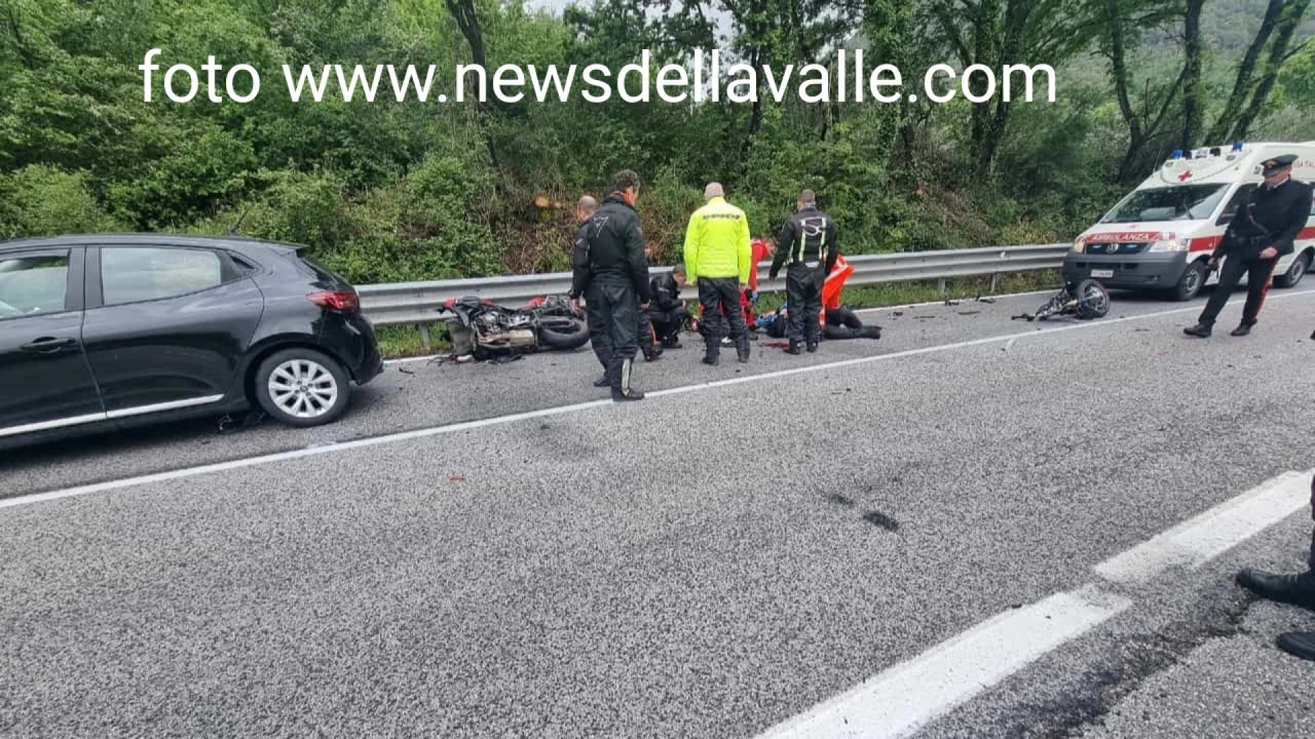 Colli a Volturno: scontro auto moto sulla statale 158 "Valle del Volturno". Giovane centauro portato in ospedale e moto spezzata a metà.